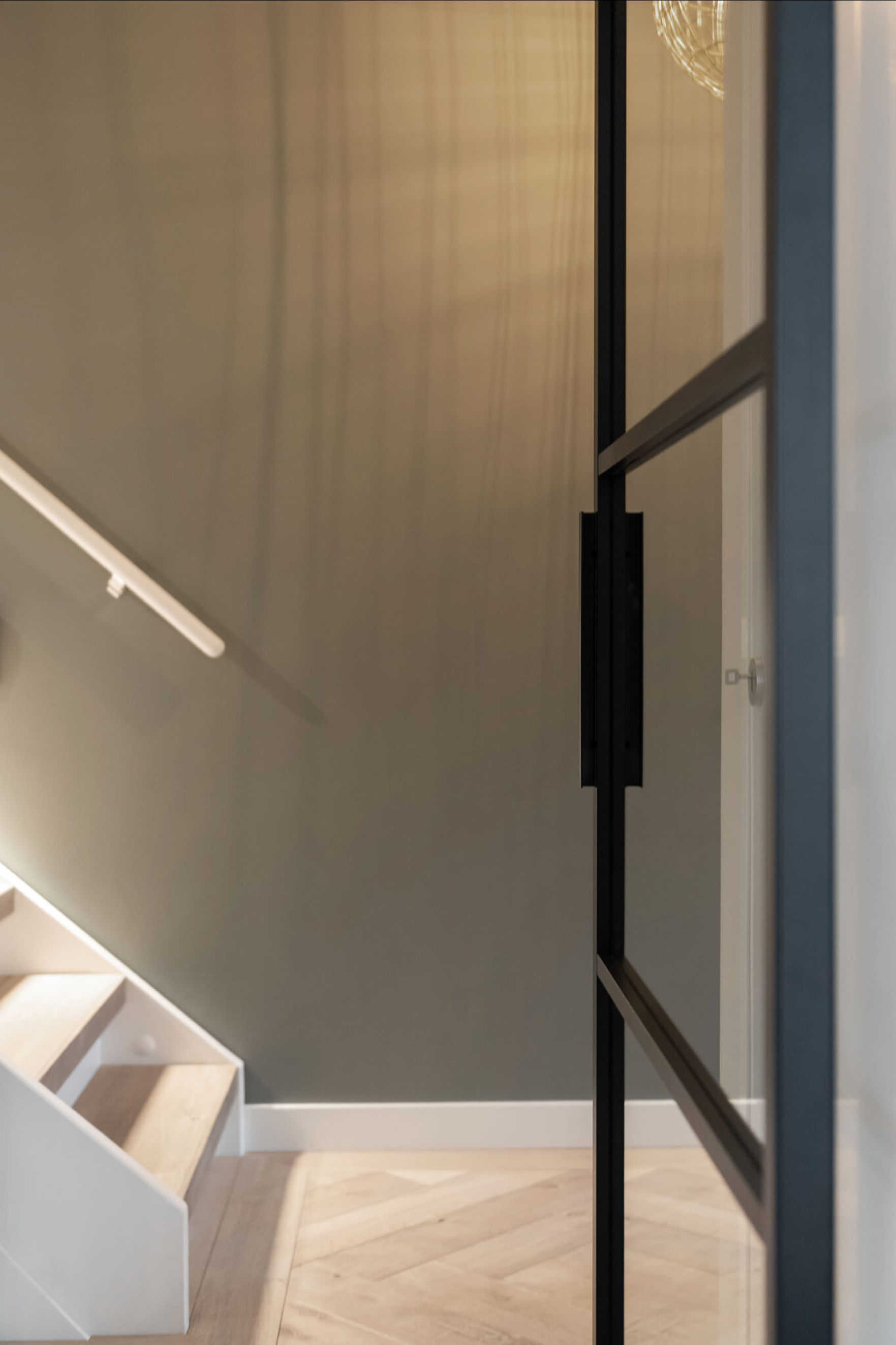 entree met aluminium taatsdeur van GewoonGers