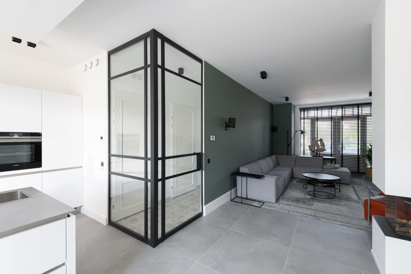 glazen hoek wand met aluminium taatsdeur hal woonkamer GewoonGers