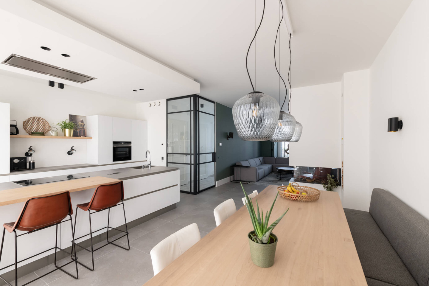 glazen hoek wand met aluminium taatsdeur hal woonkamer GewoonGers