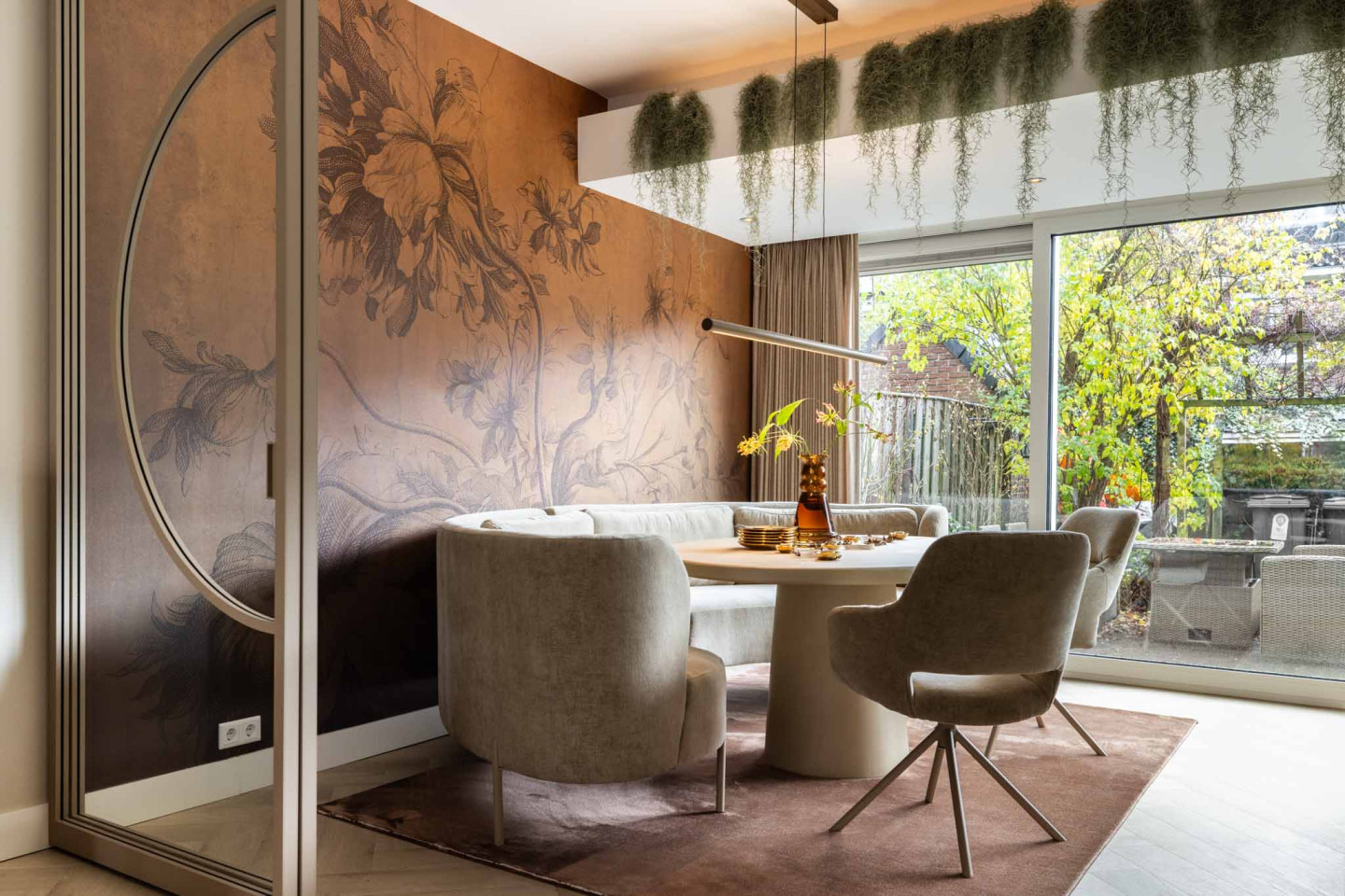 eethoek inrichten vtwonen inspiratie met beige stalen pui