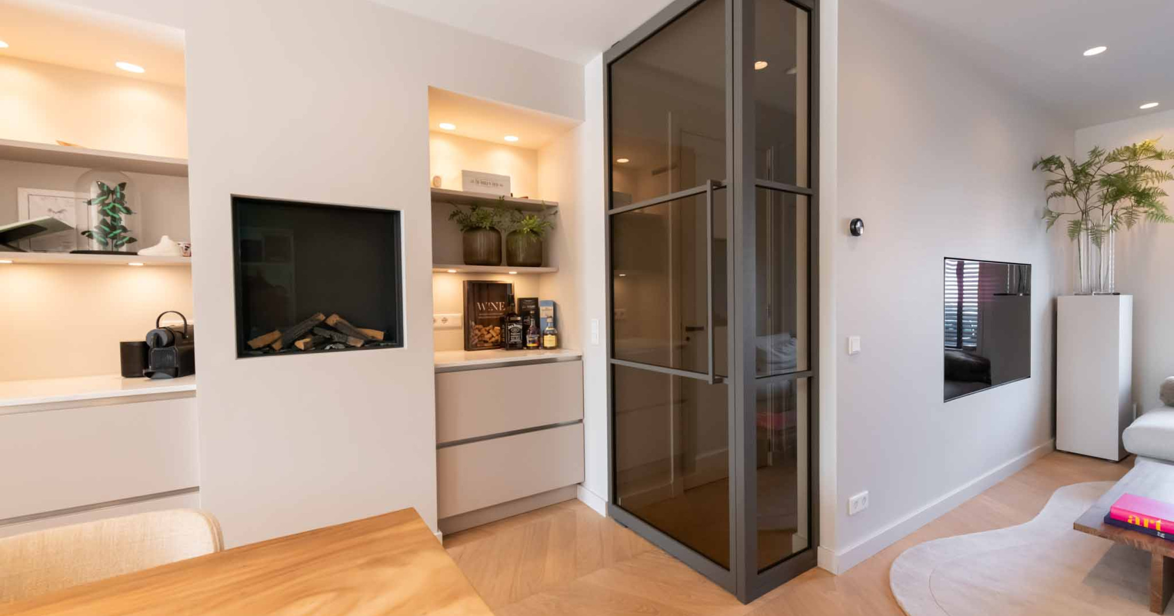 Glazen wand met taatsdeur en brons rookglas van GewoonGers