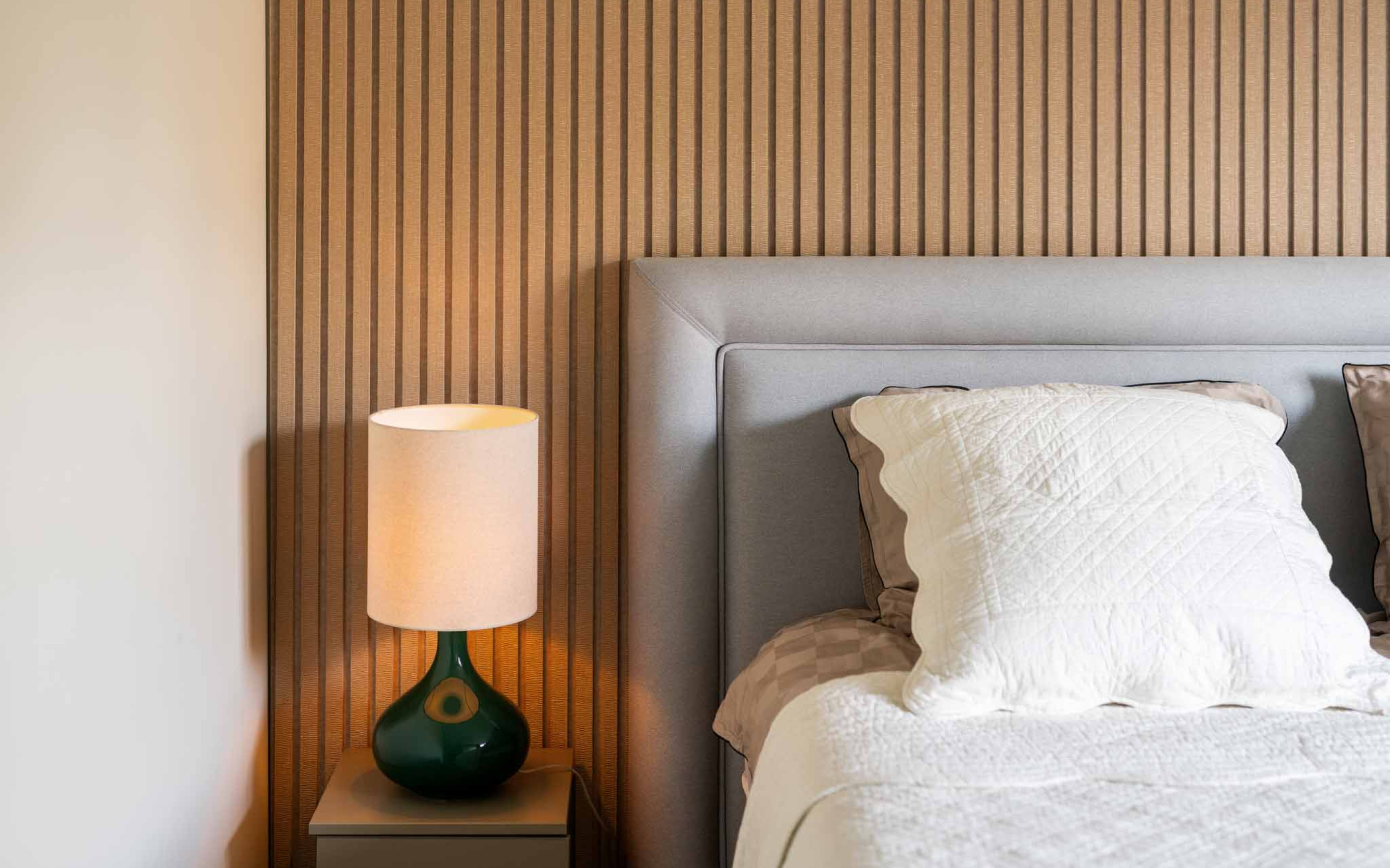 Akoestisch wandpaneel met luxe behang als afwerking