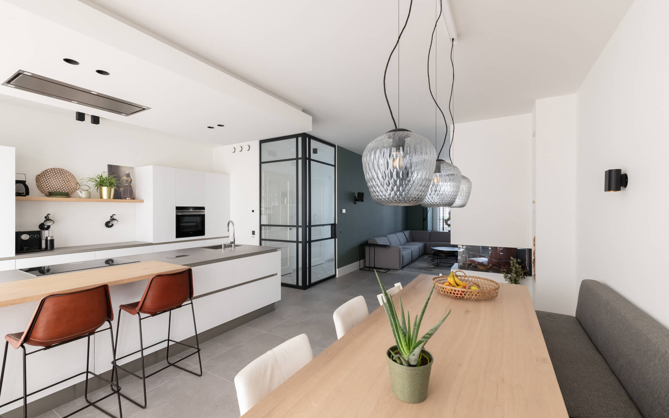 glazen hoek wand met aluminium taatsdeur hal woonkamer GewoonGers