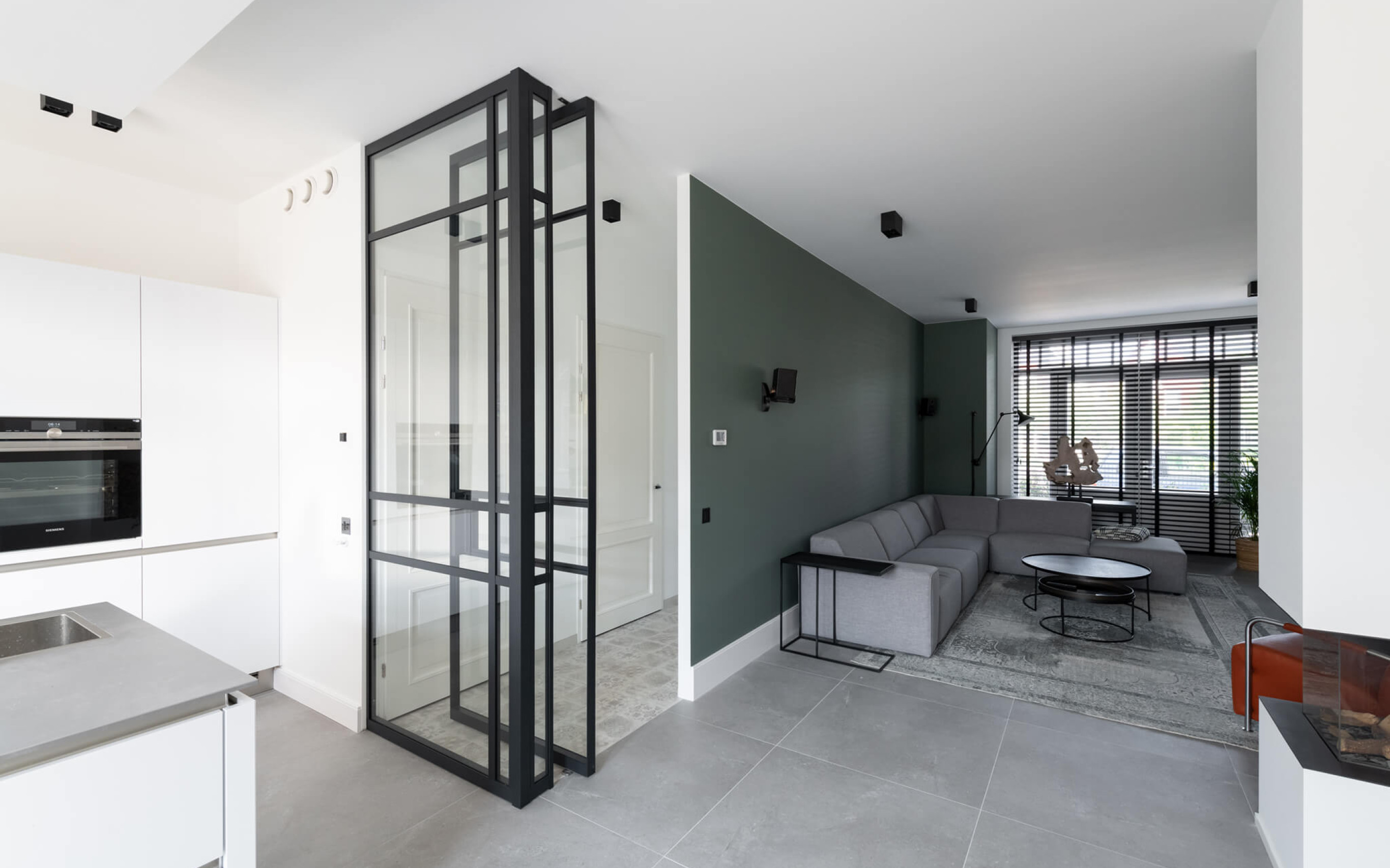 glazen hoek wand met aluminium taatsdeur hal woonkamer GewoonGers