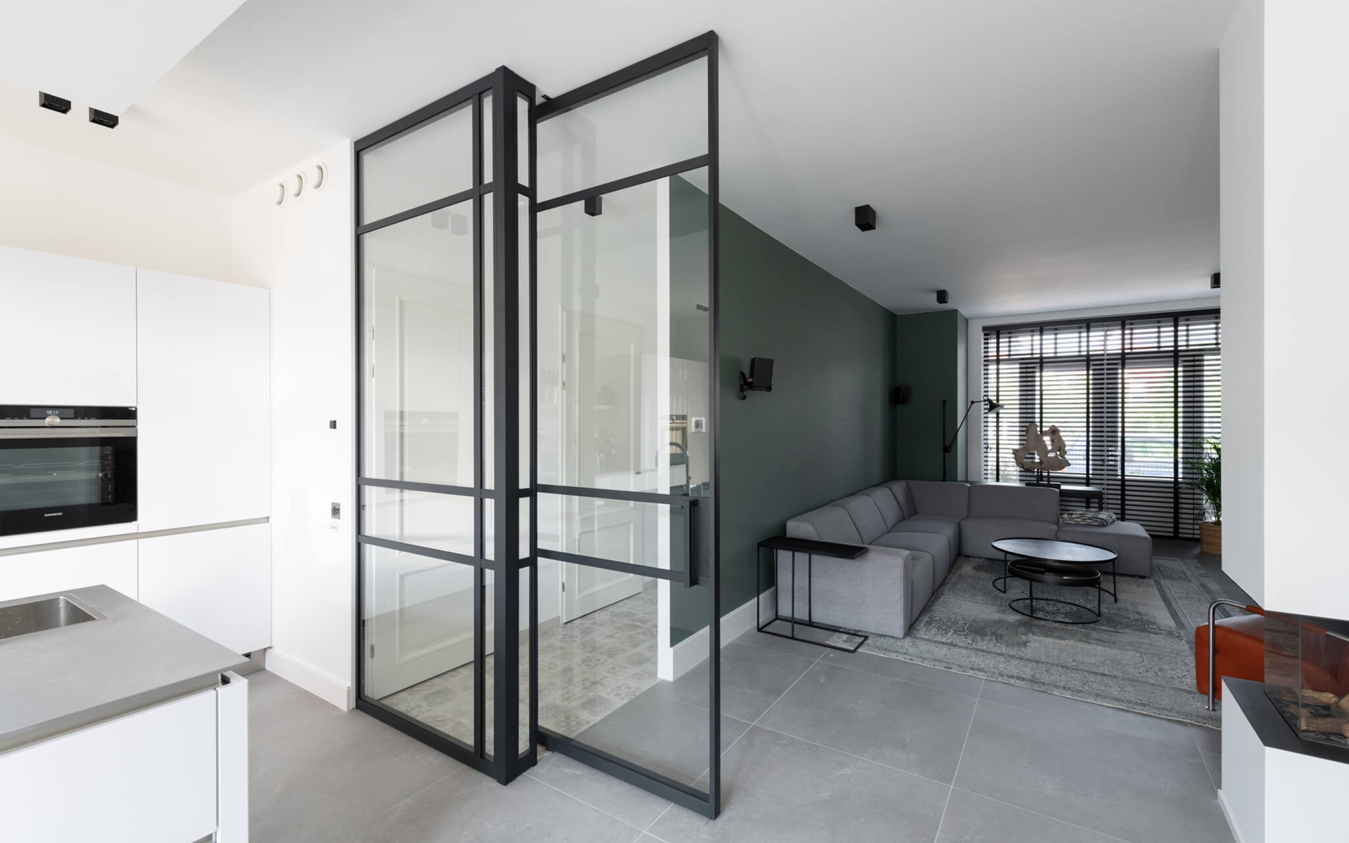 glazen hoek wand met aluminium taatsdeur hal woonkamer GewoonGers