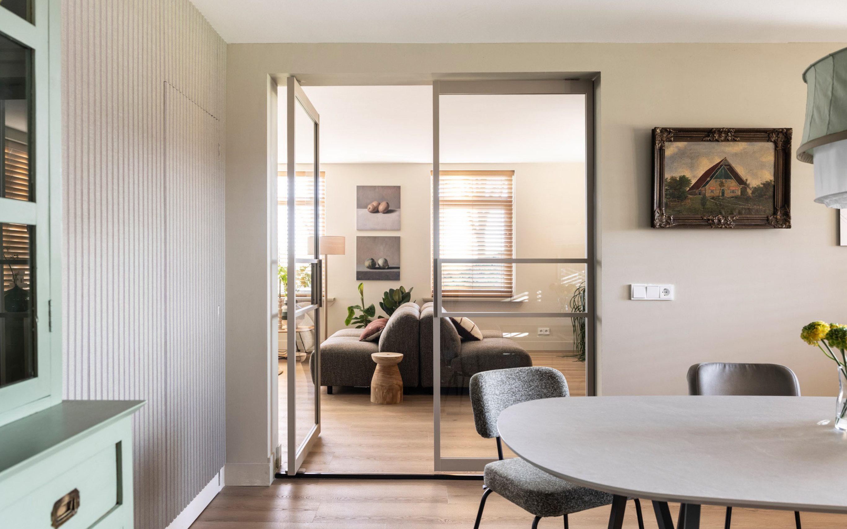 openslaande taatsdeuren met glas en akoestische panelen GewoonGers