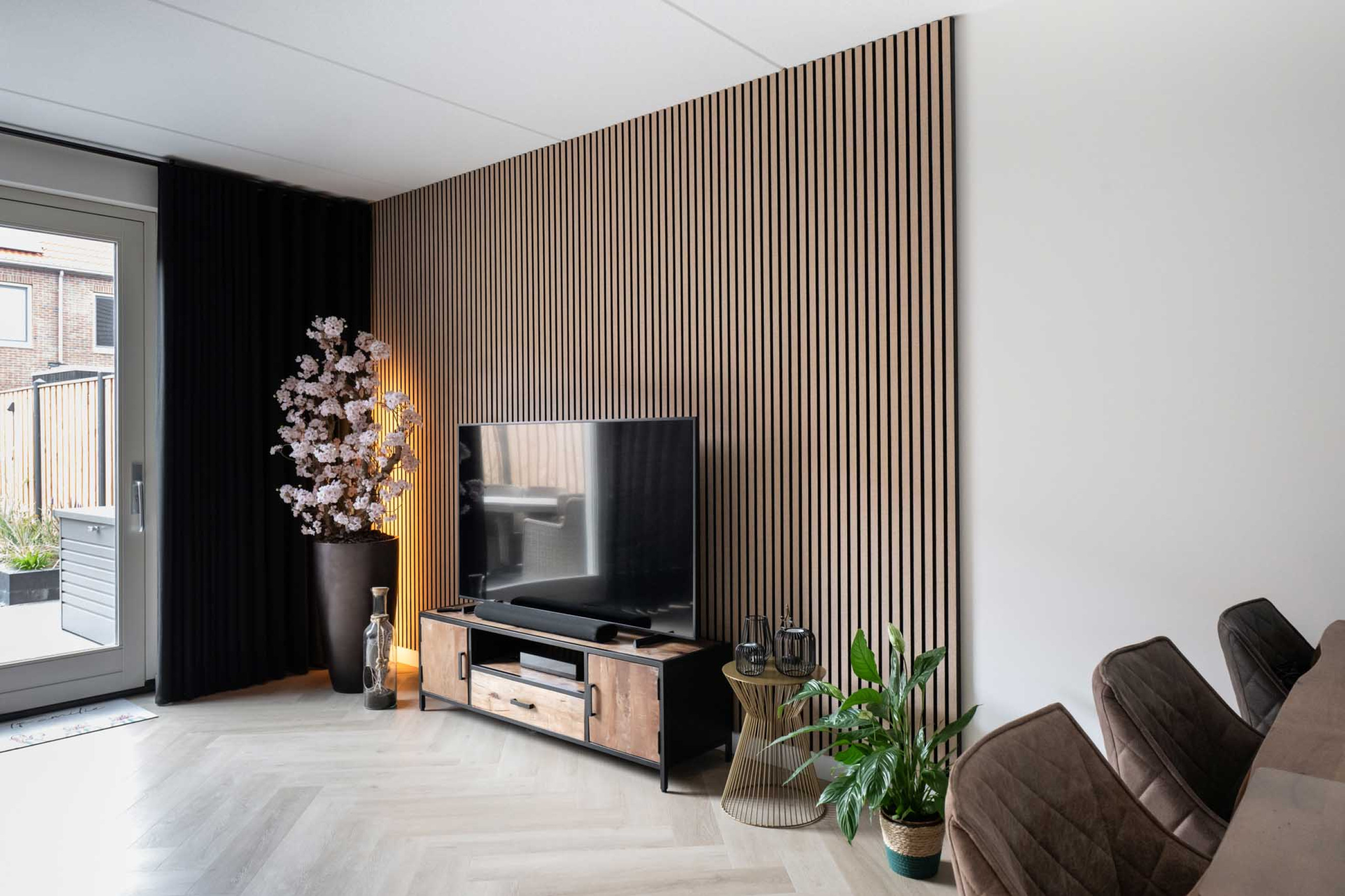 akupanel akoestische wandpanelen GewoonGers lattenwand zalmroze