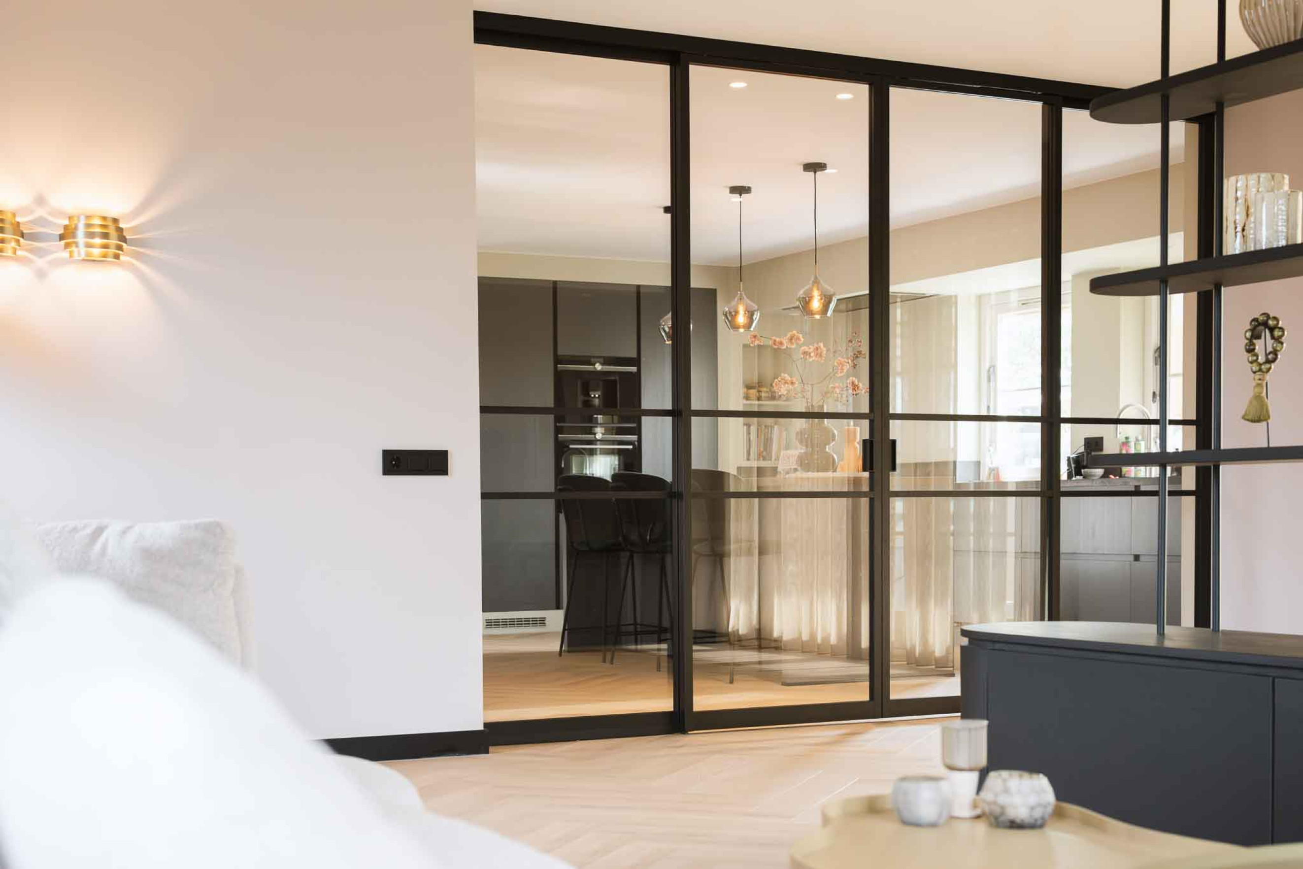 GewoonGers glazen wand met dubbele schuifdeur, zwarte schuifdeuren