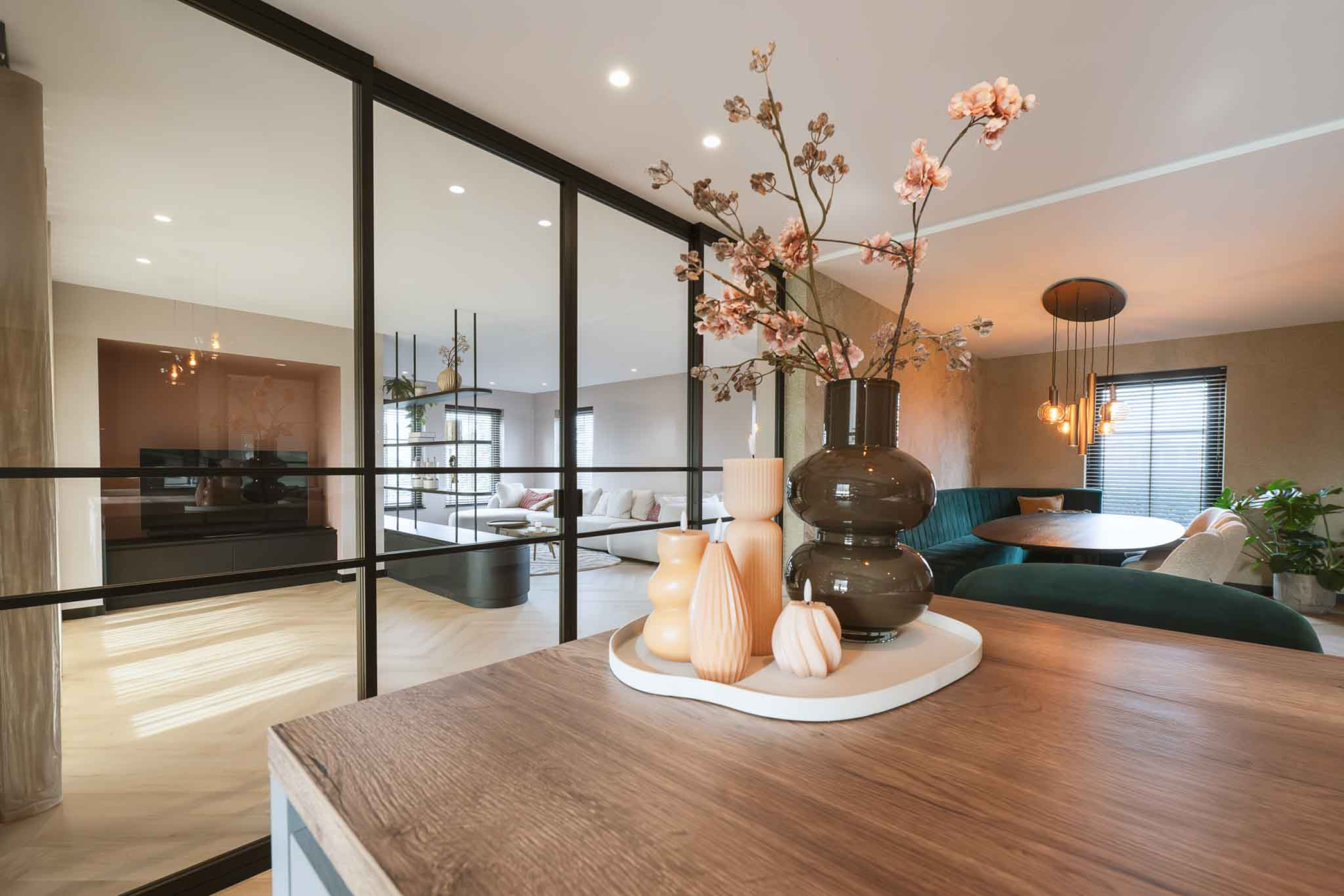 GewoonGers glazen wand met dubbele schuifdeur, zwarte schuifdeuren