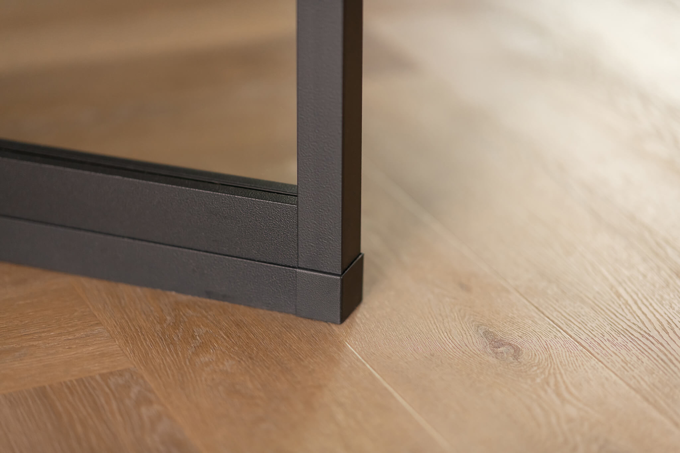 detail glaswand vloer aansluiting gewoongers