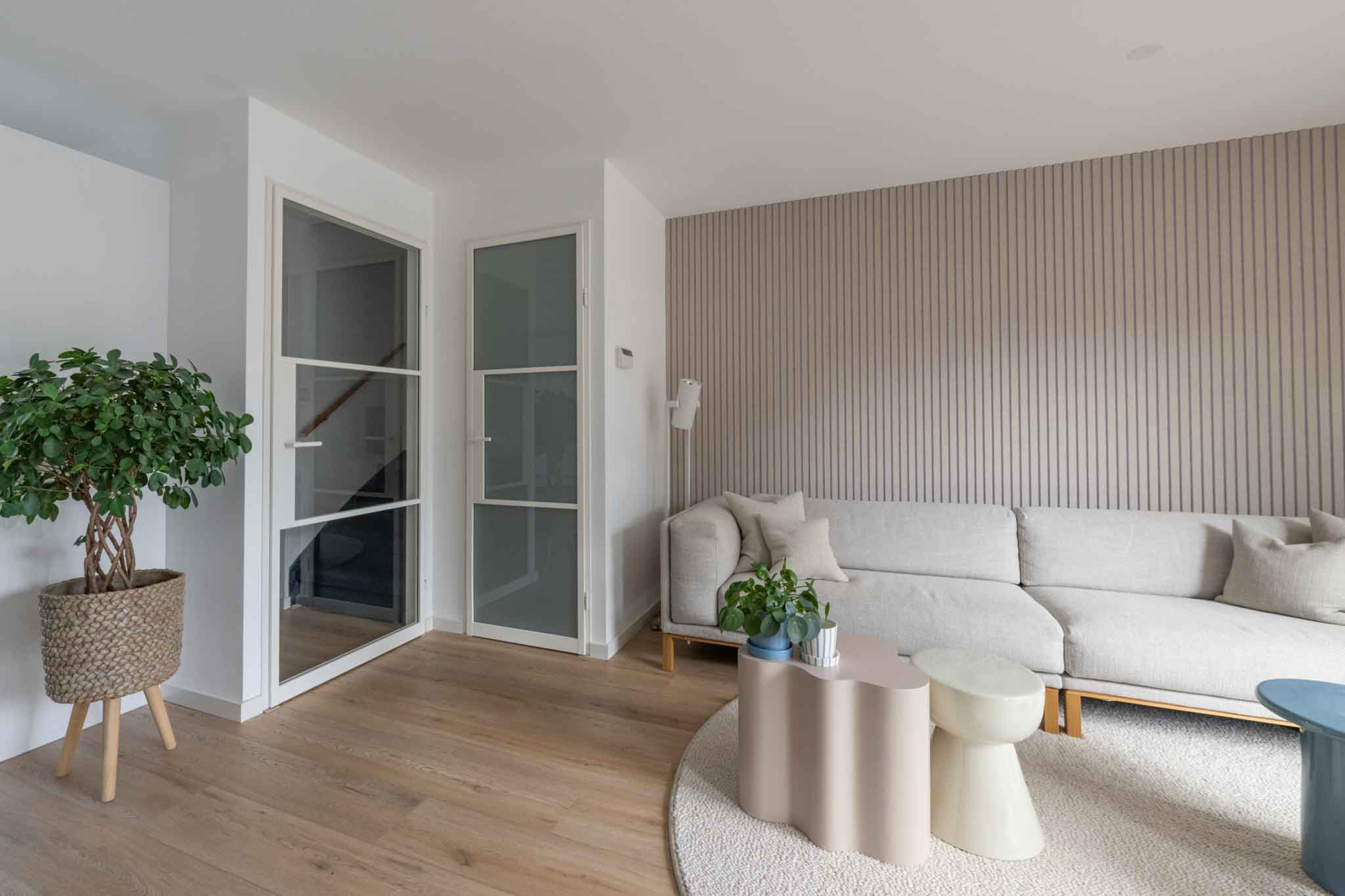 metalen opdekdeur met glas witte deuren GewoonGers