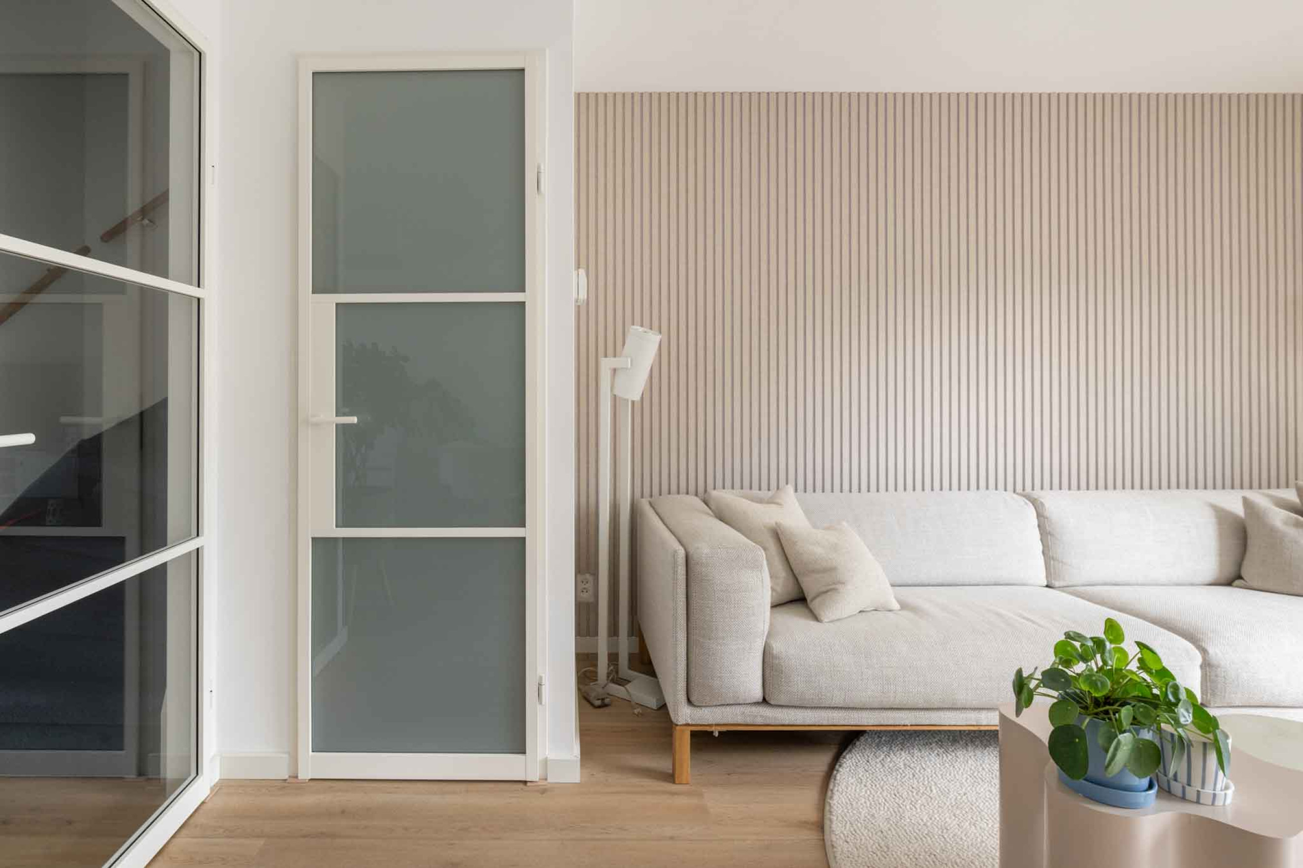 witte stalen deur met melkglas voor trapkast GewoonGers