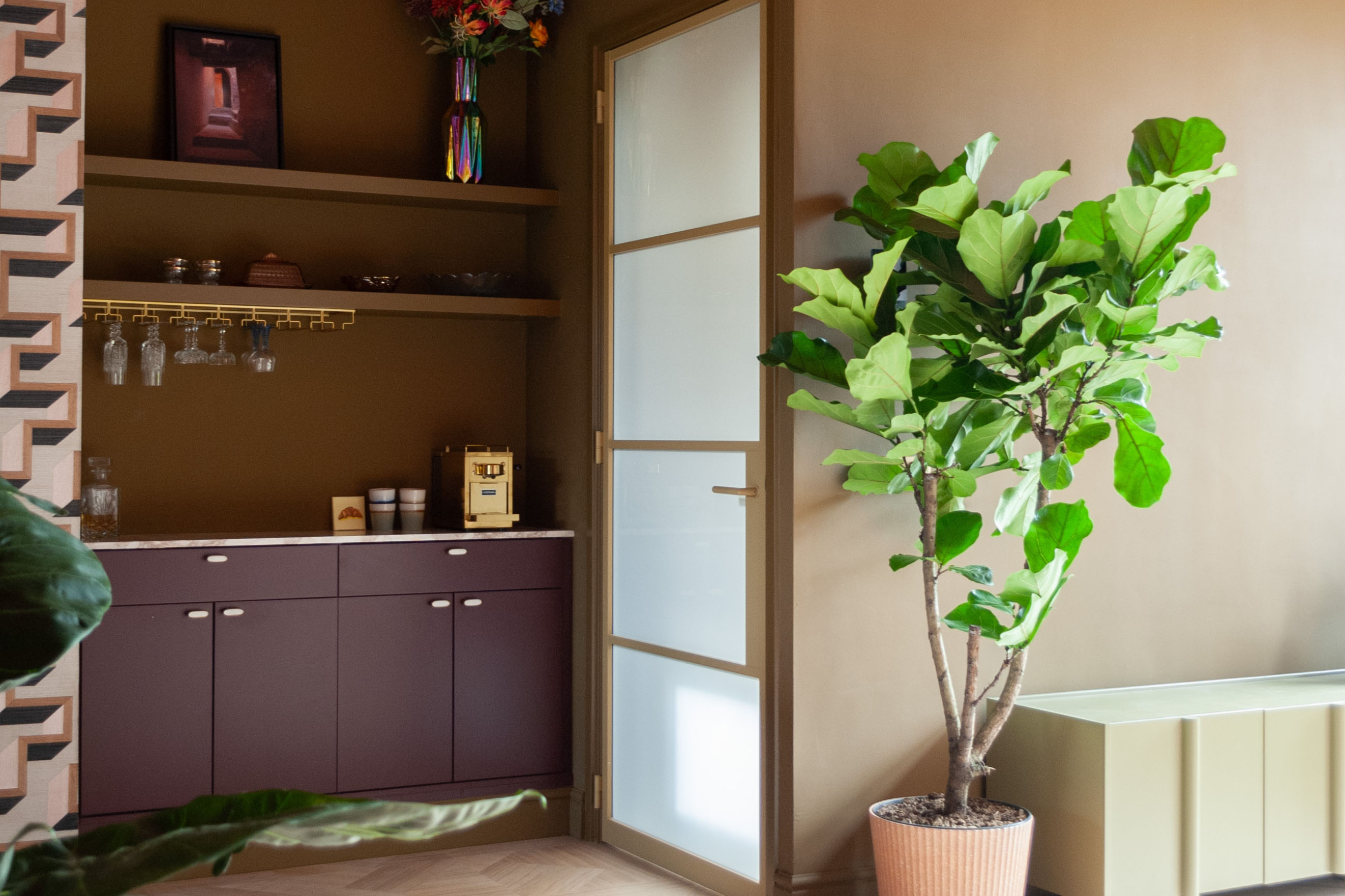 gouden deur wonen met kleur woonkamer wooninspiratie stalen deur Gewoongers