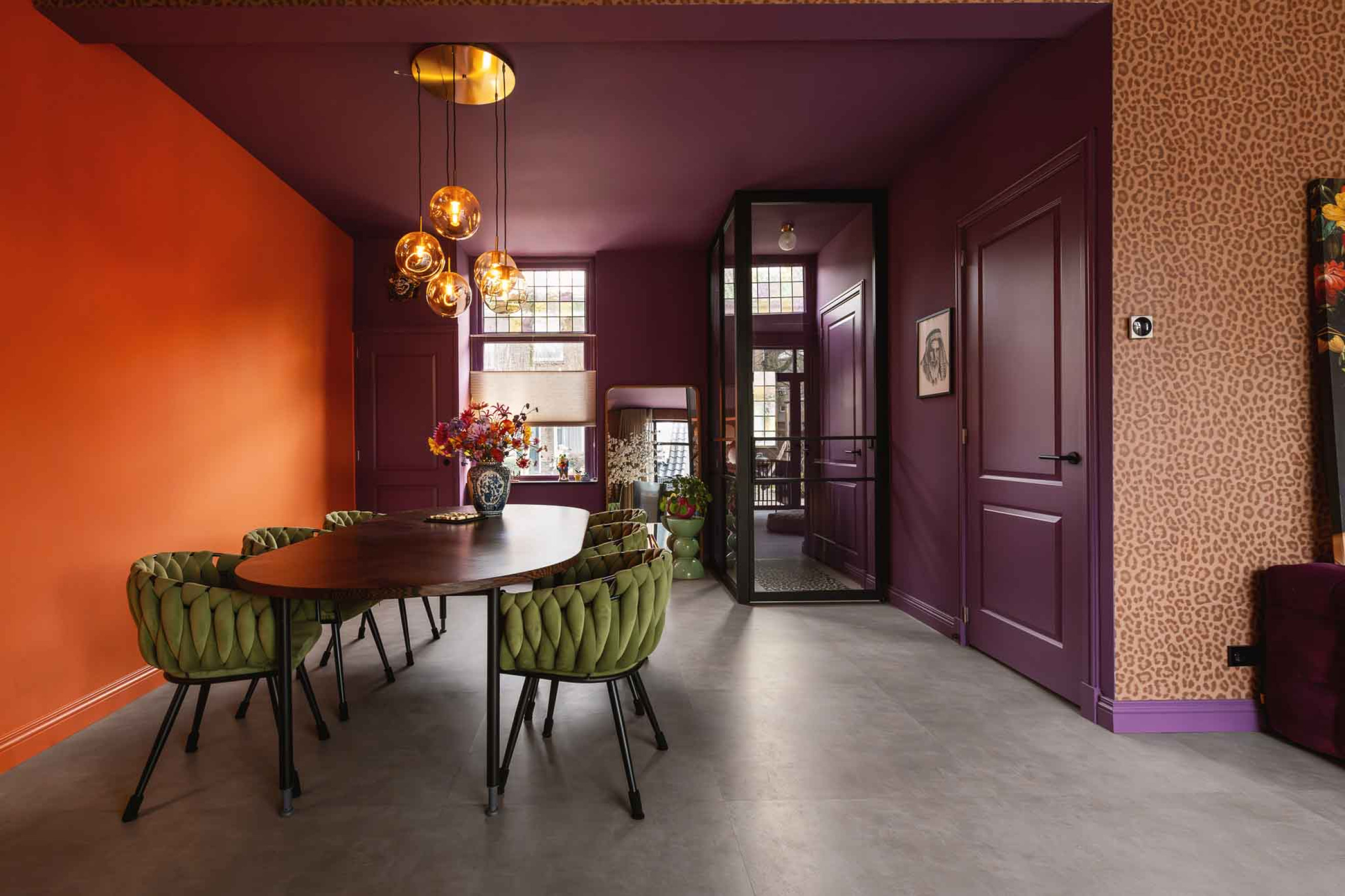 zwarte deur met glas van GewoonGers voor kleurrijk interieur