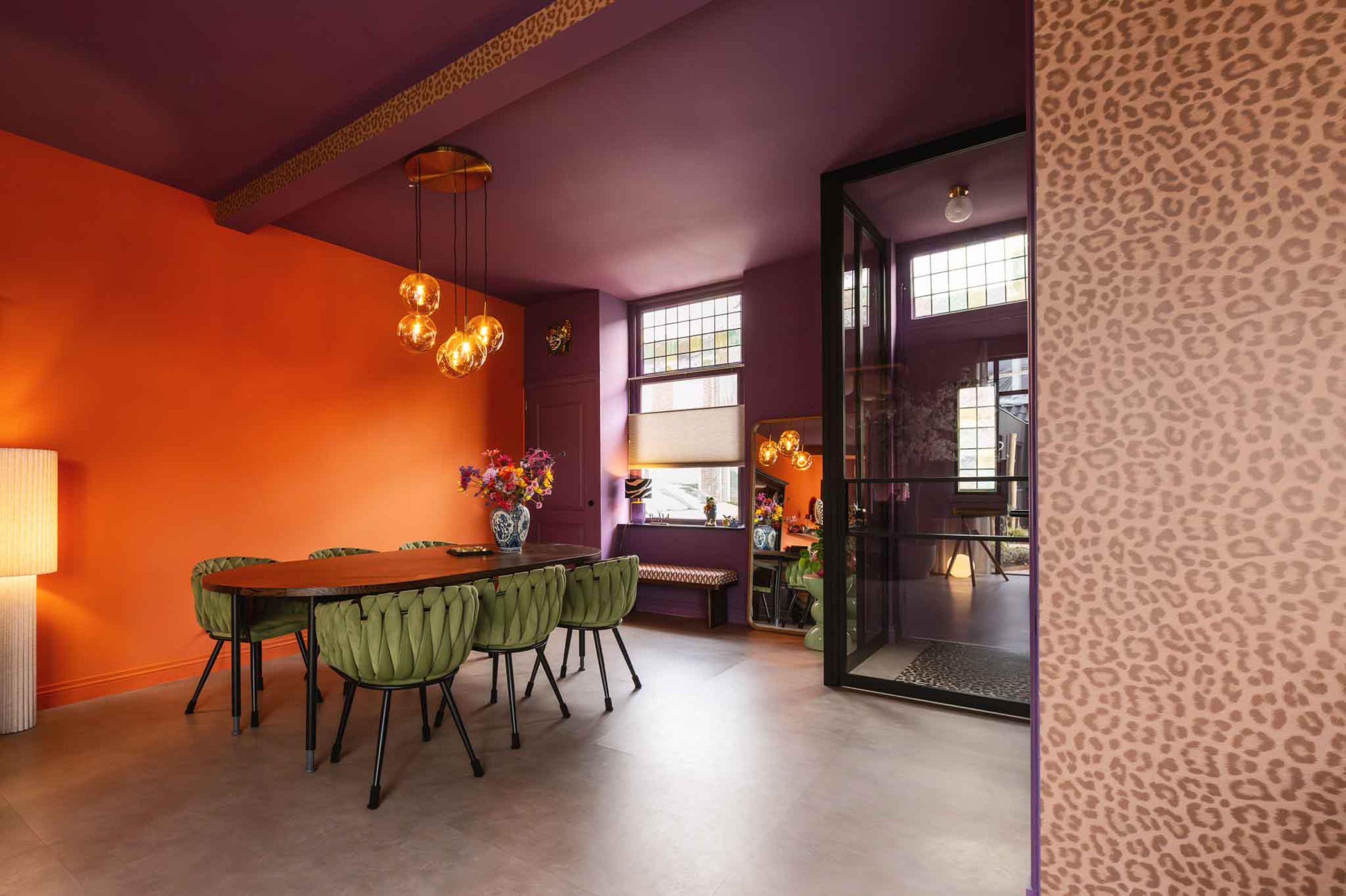 zwarte deur met glas van GewoonGers voor kleurrijk interieur