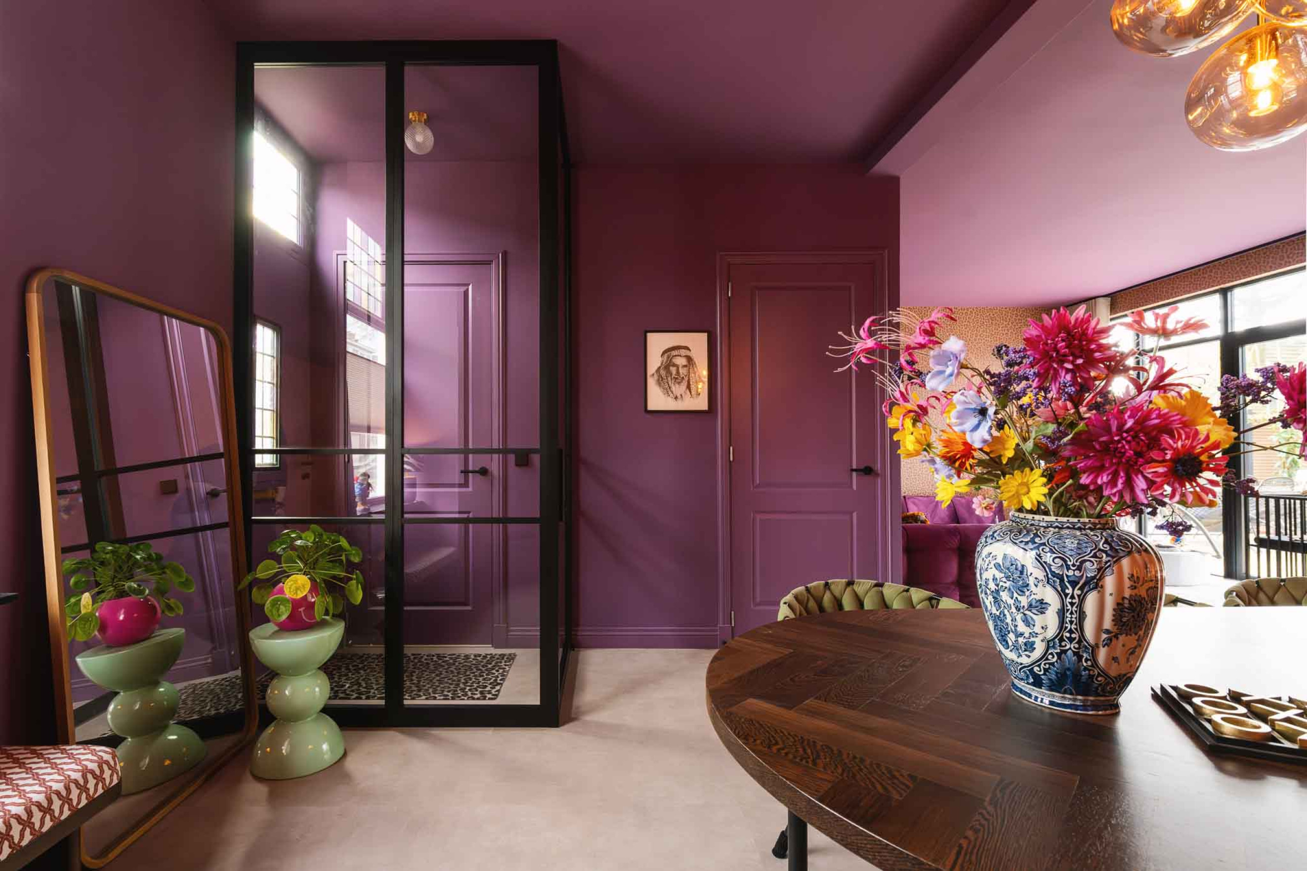 zwarte deur met glas van GewoonGers voor kleurrijk interieur