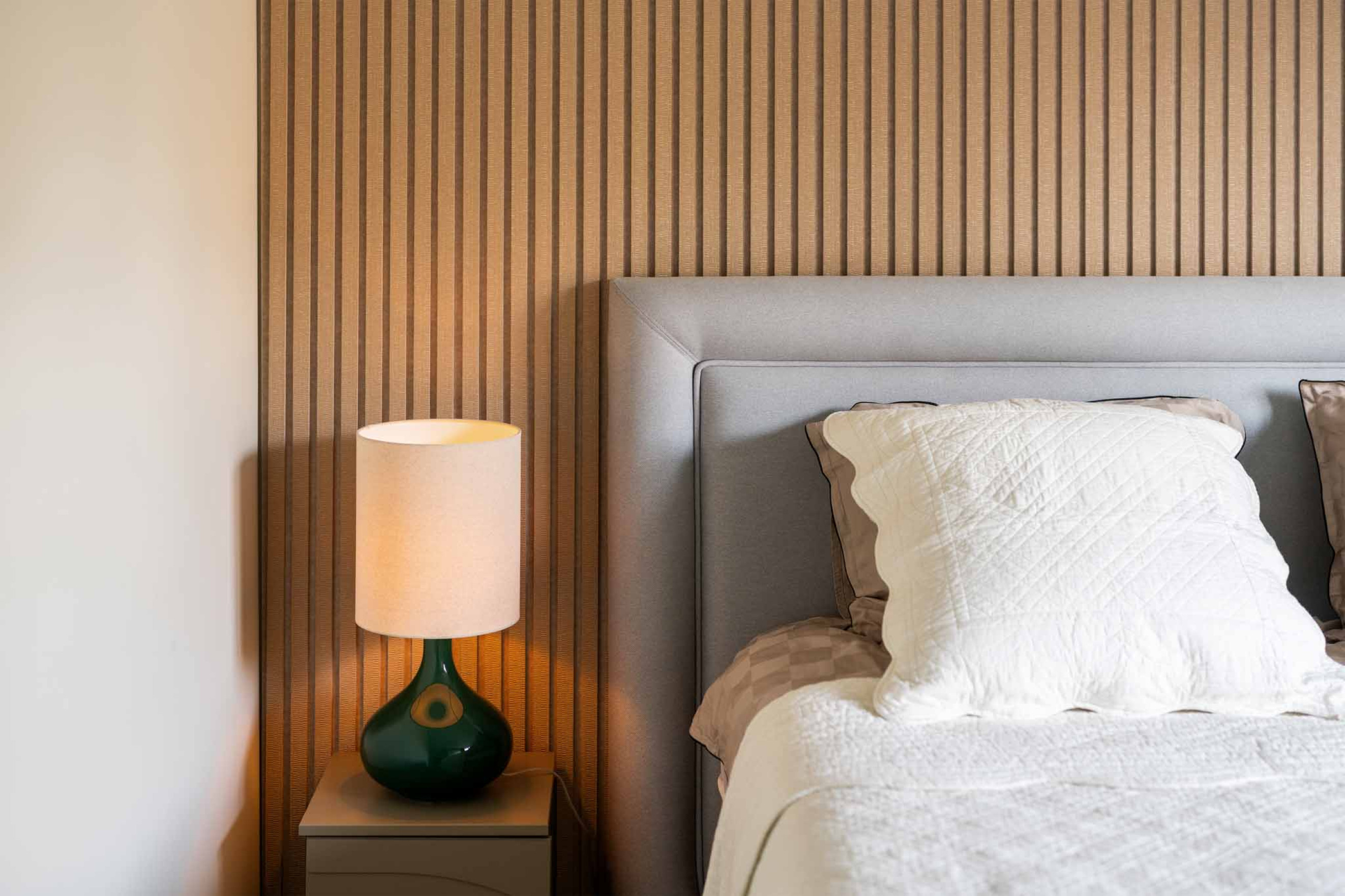 Akoestisch wandpaneel met luxe behang als afwerking