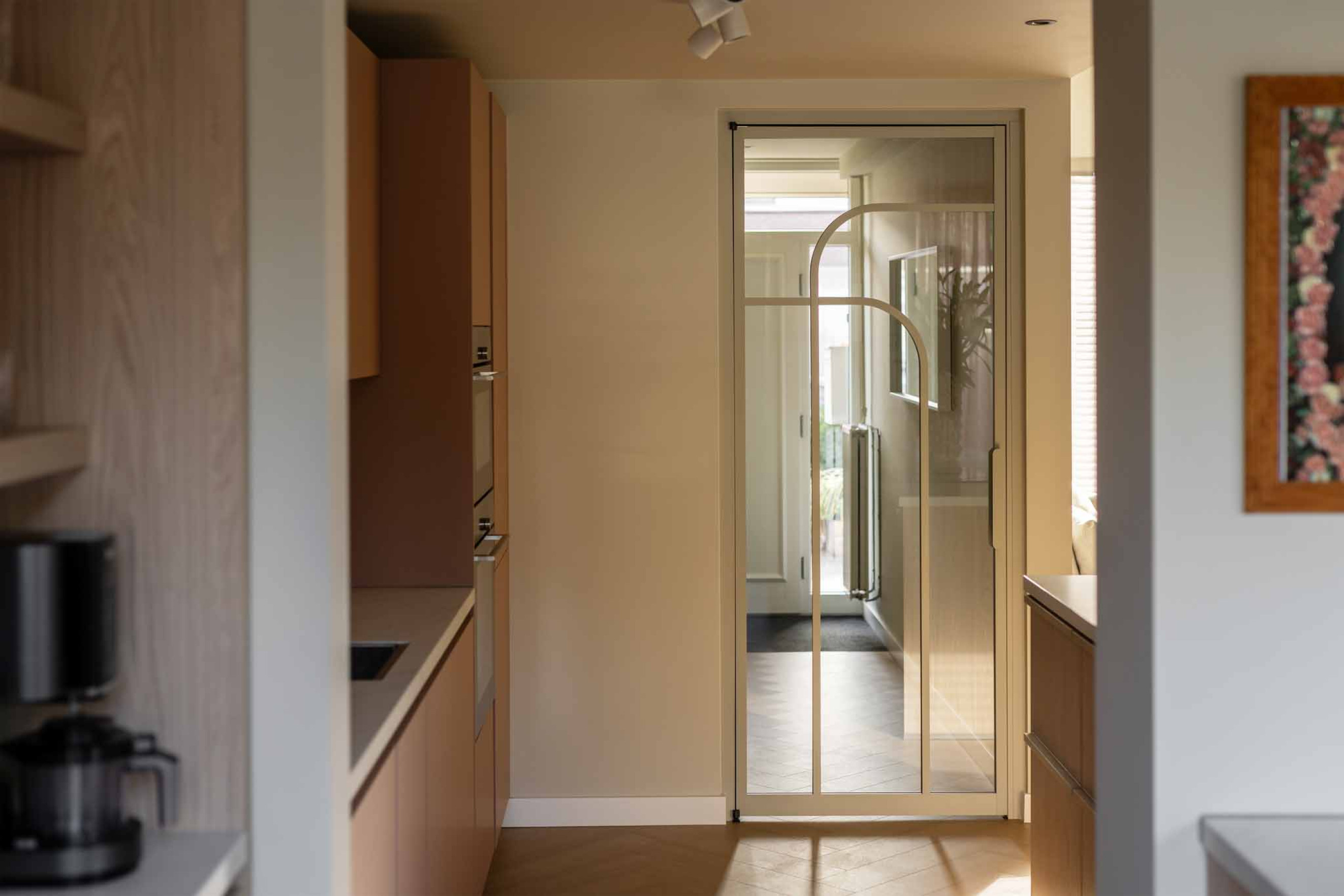 Kopen Zonder Kijken binnendeur met glas en gebogen profiel van GewoonGers