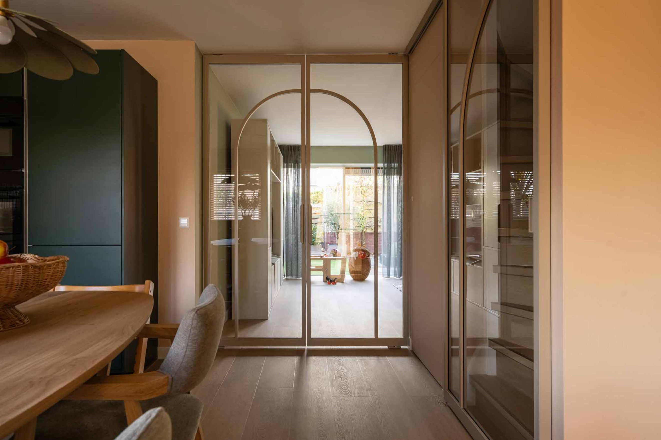 Interieur met beige stalen deuren GewoonGers Kopen Zonder Kijken