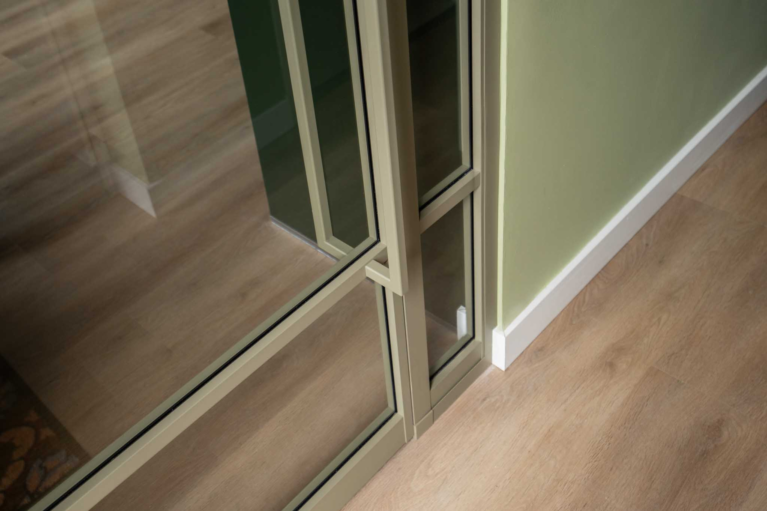 groene stalen deur gewoon gers olijfgroen interieur Kopen Zonder Kijken