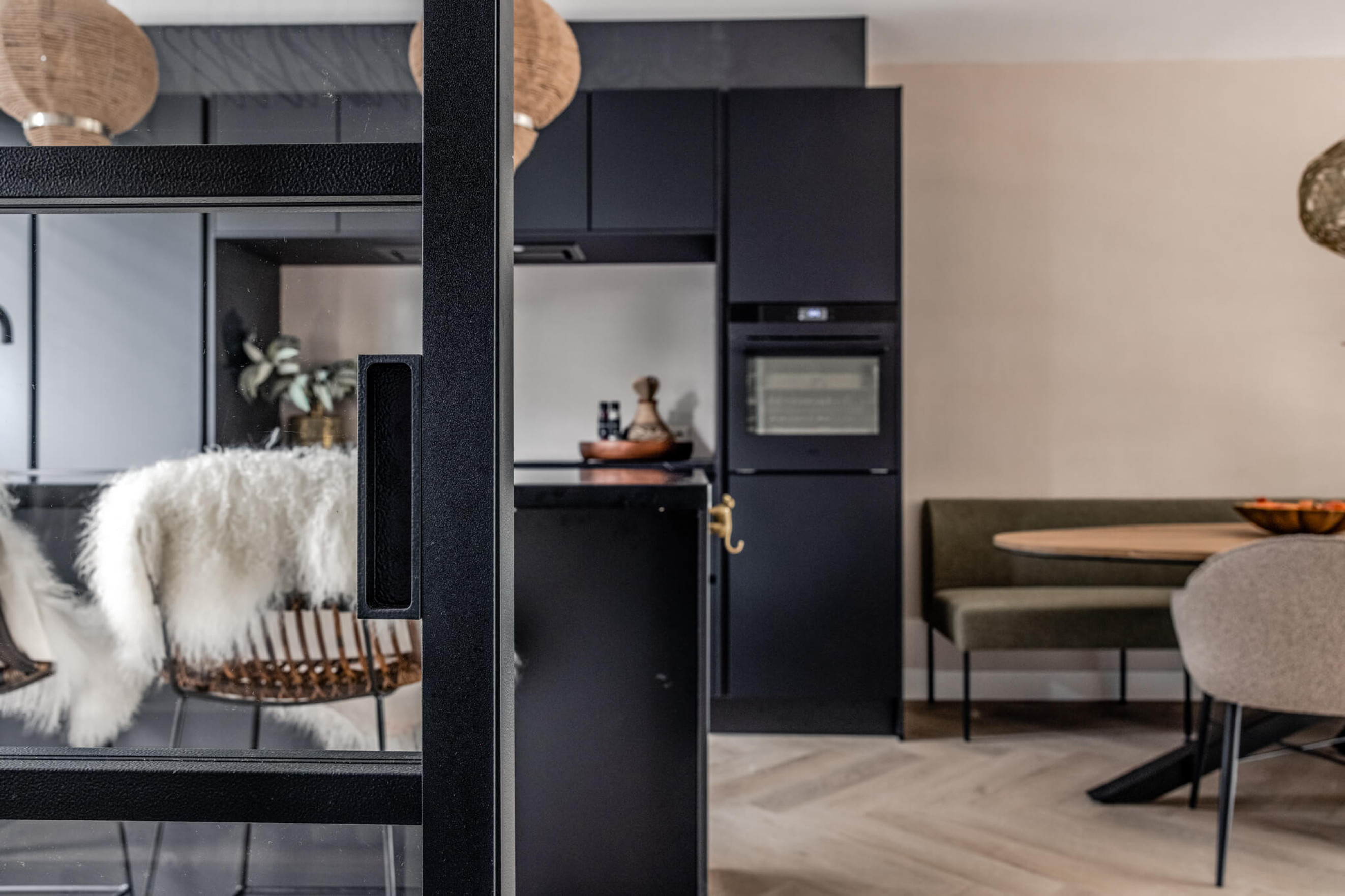 schuifdeur mat zwart keuken inspiratie gewoongers