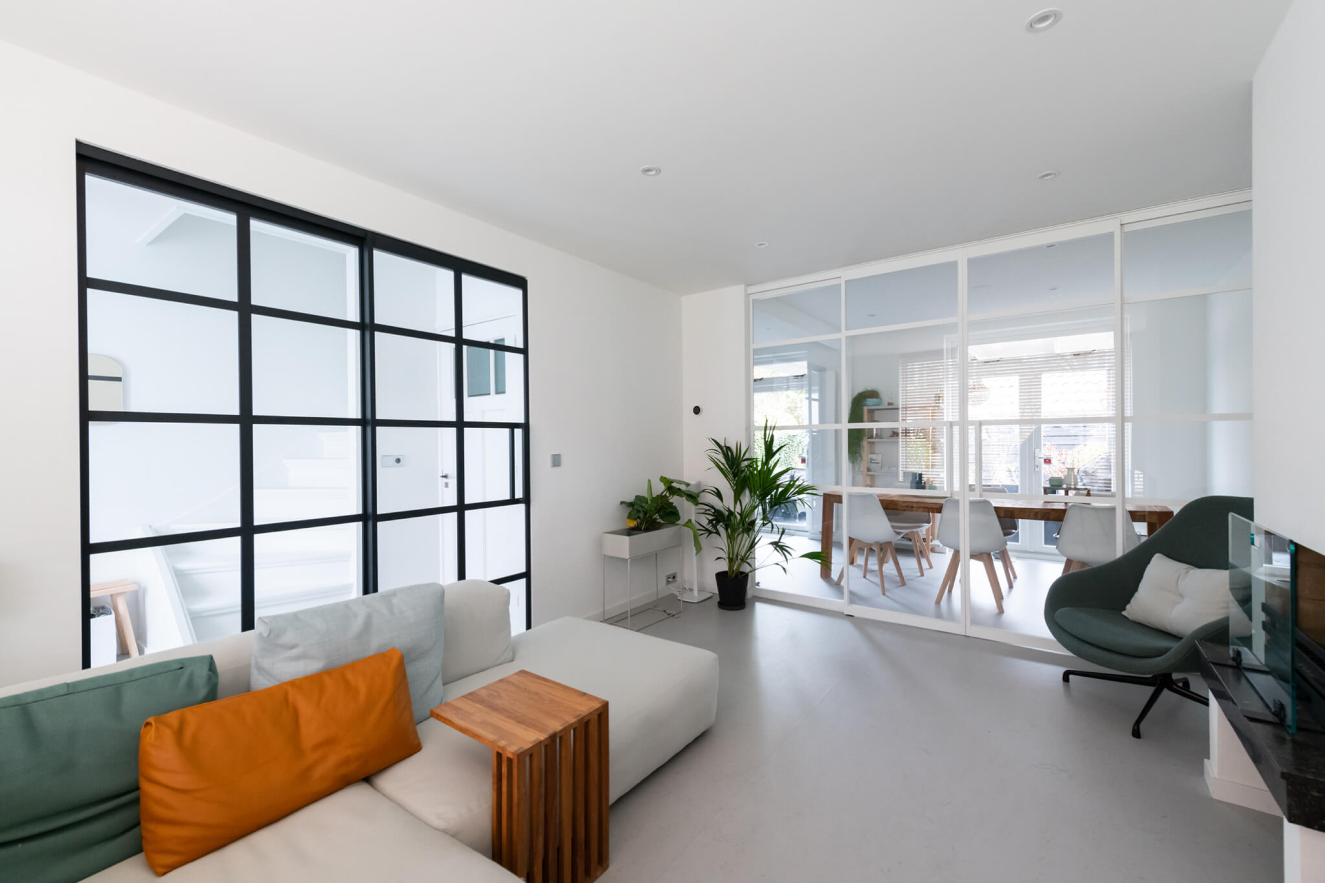 Zwarte en witte stalen puien GewoonGers