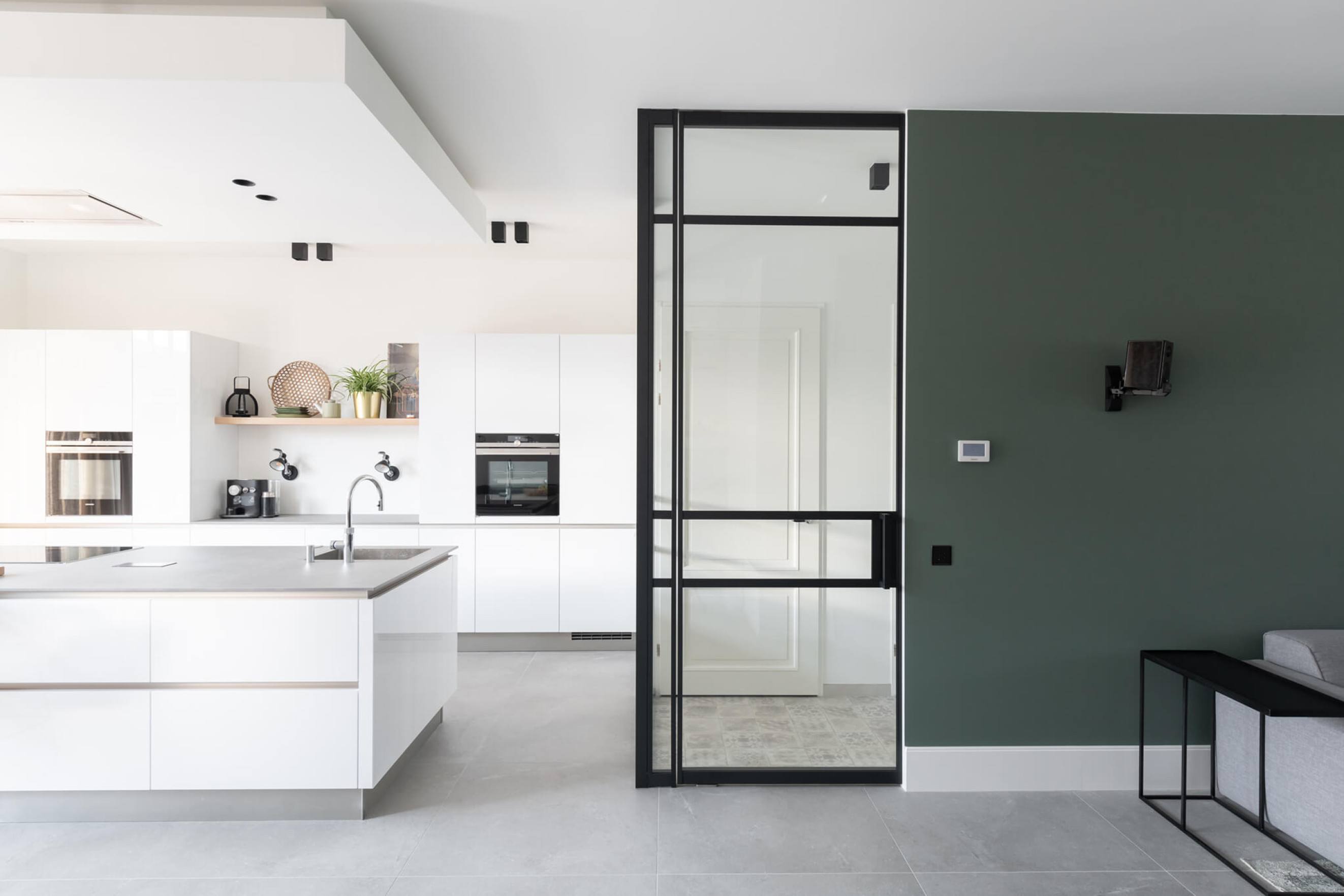 glazen hoek wand met aluminium taatsdeur hal woonkamer GewoonGers