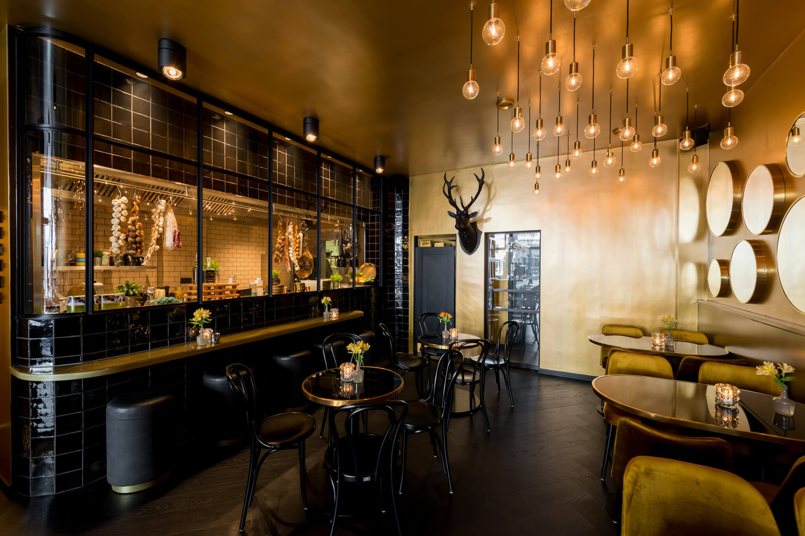 horeca interieur ronde glaswand GewoonGers