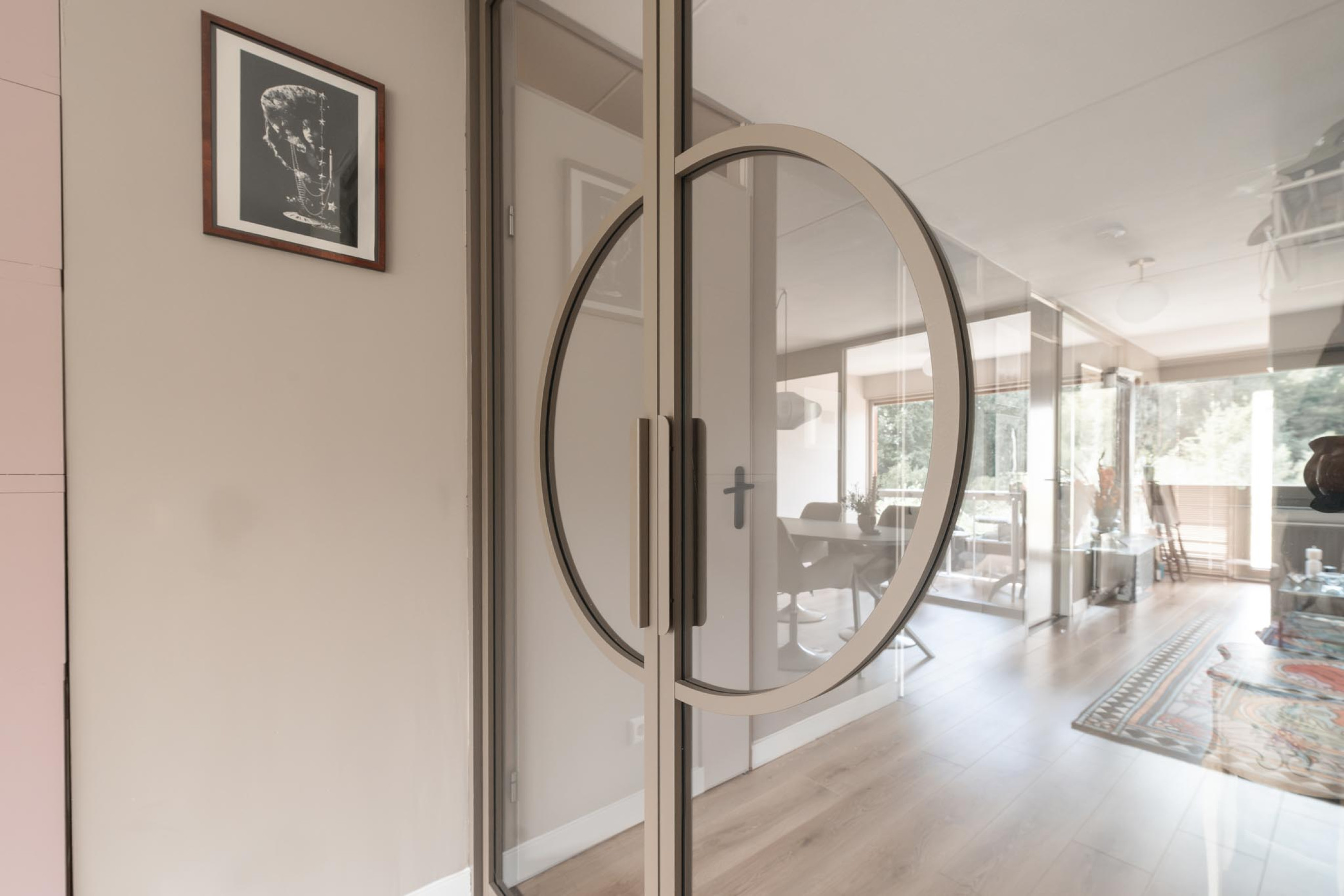 Detail van glazen taatsdeuren met brons profiel van GewoonGers