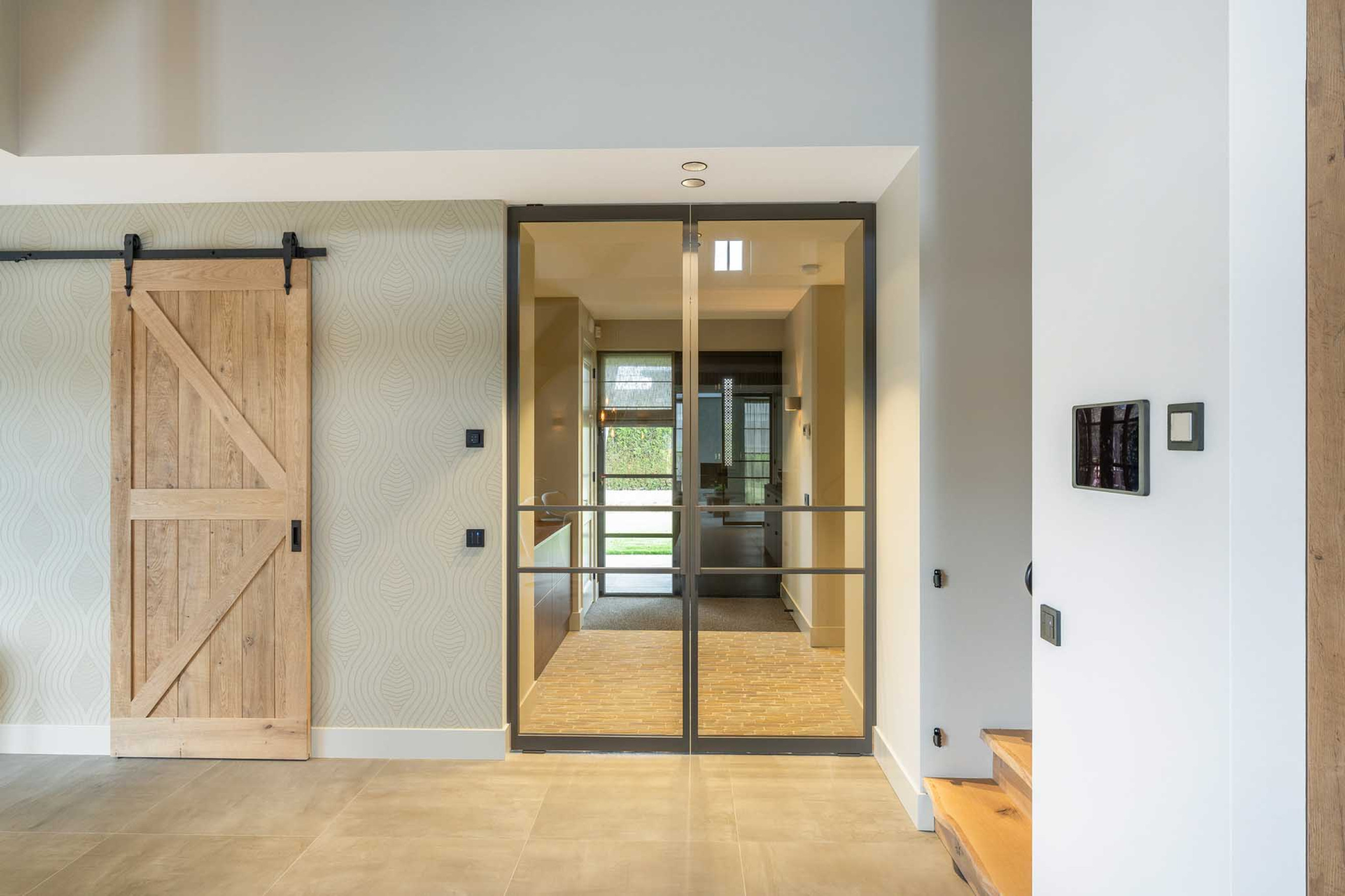 Dubbele taatsdeur met brons rook glas in landelijk interieur