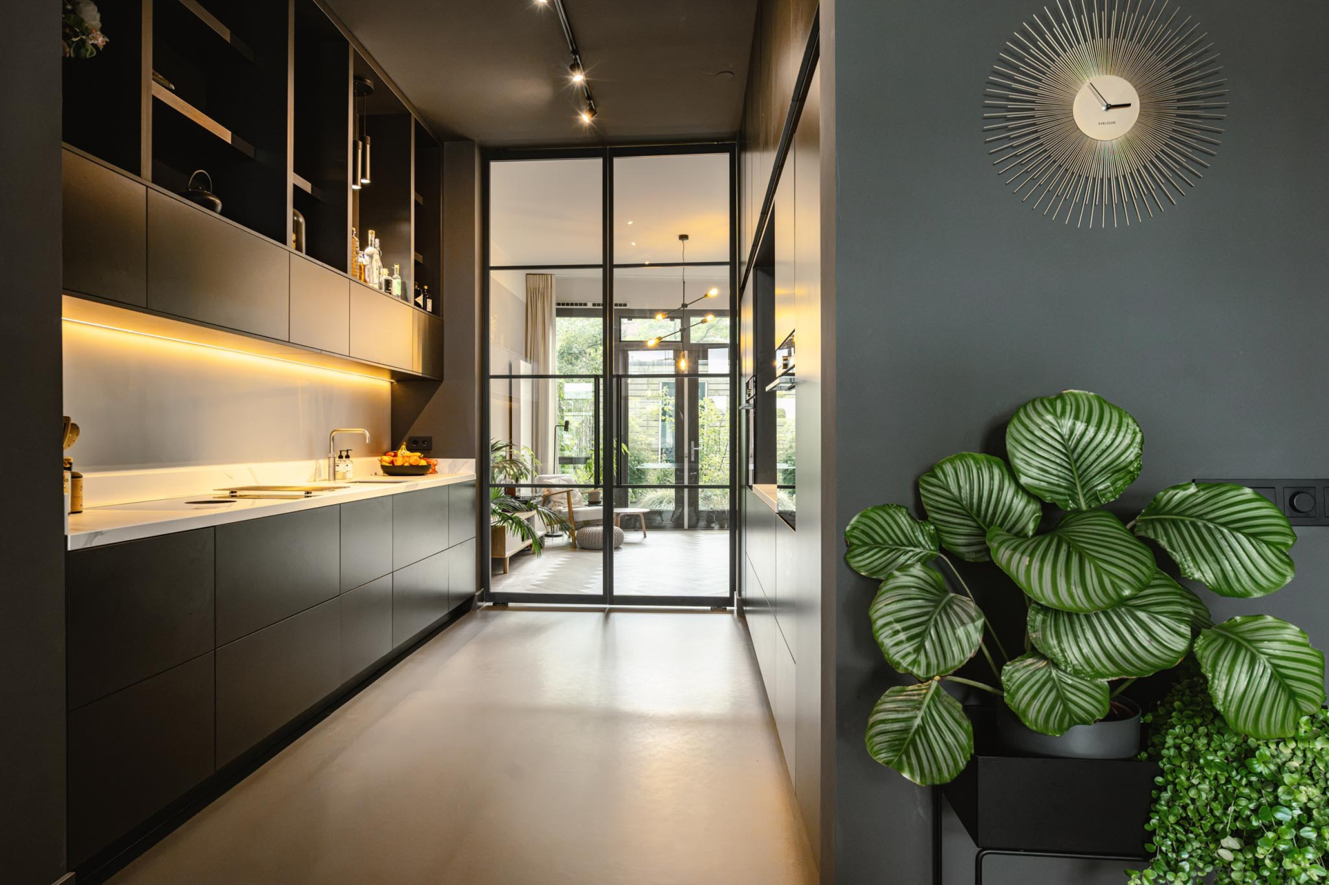 Keuken inspiratie zwarte taatsdeuren met glas van GewoonGers