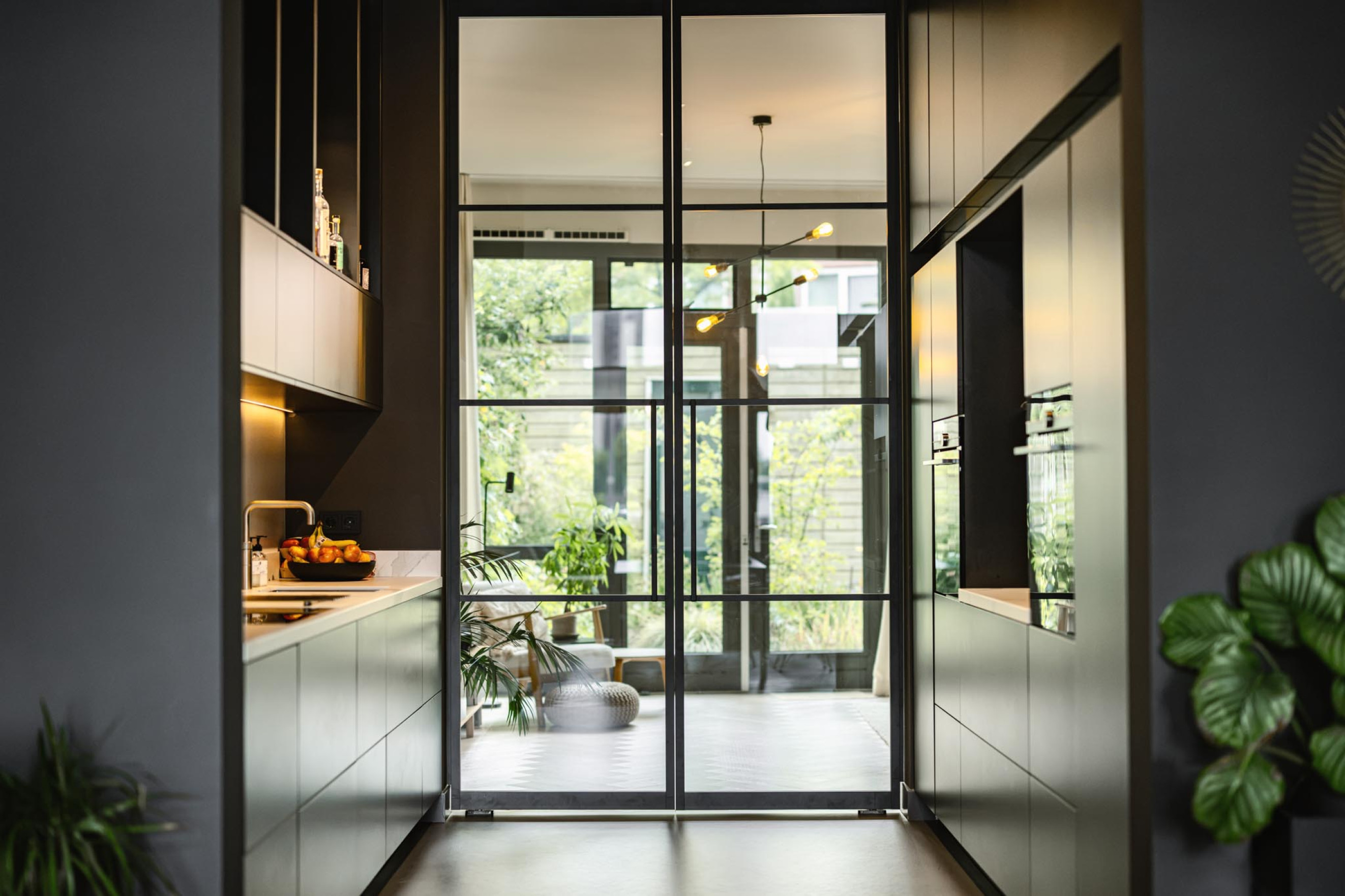 Keuken inspiratie zwarte taatsdeur met glas van Gewoon Gers