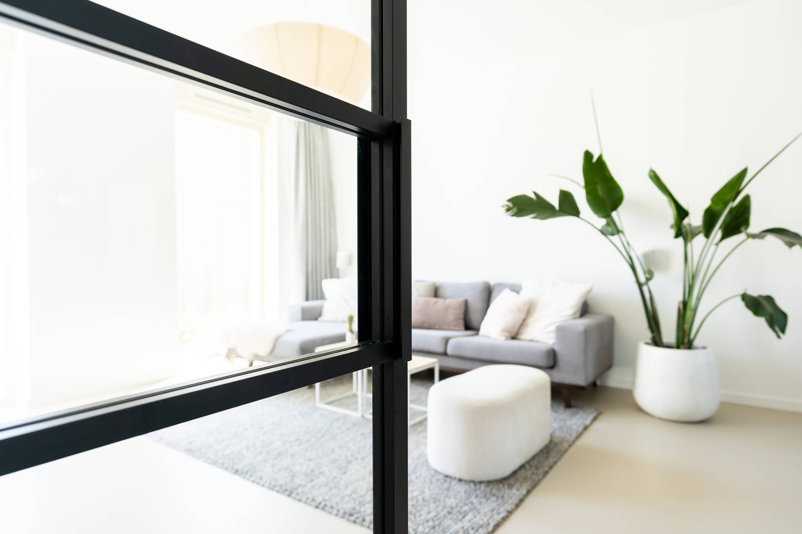 binnenkijken interieur zwarte taatsdeur gewoongers