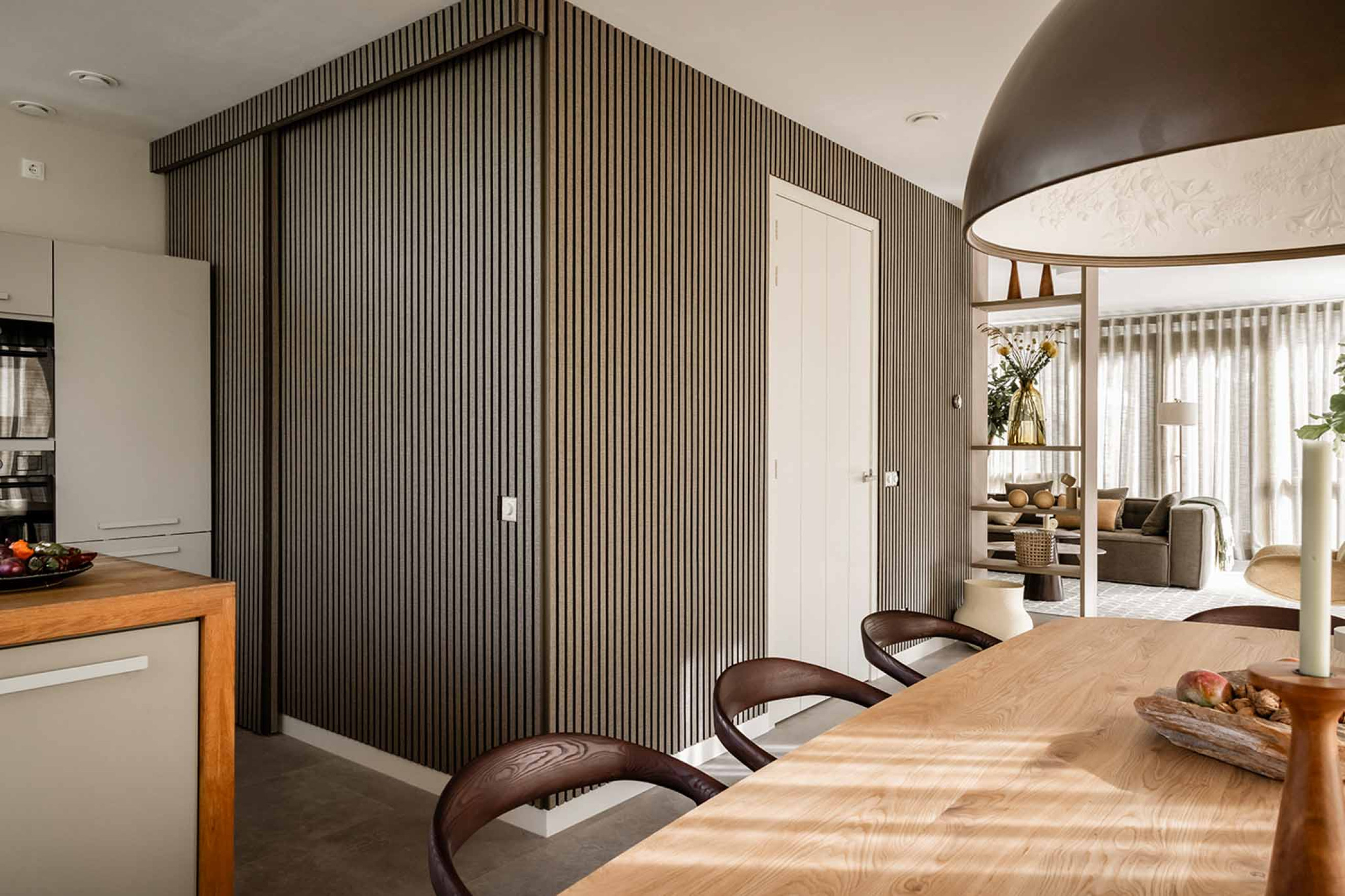 Kastdeur wegwerken met akoestische panelen lattenwand onzichtbare deur