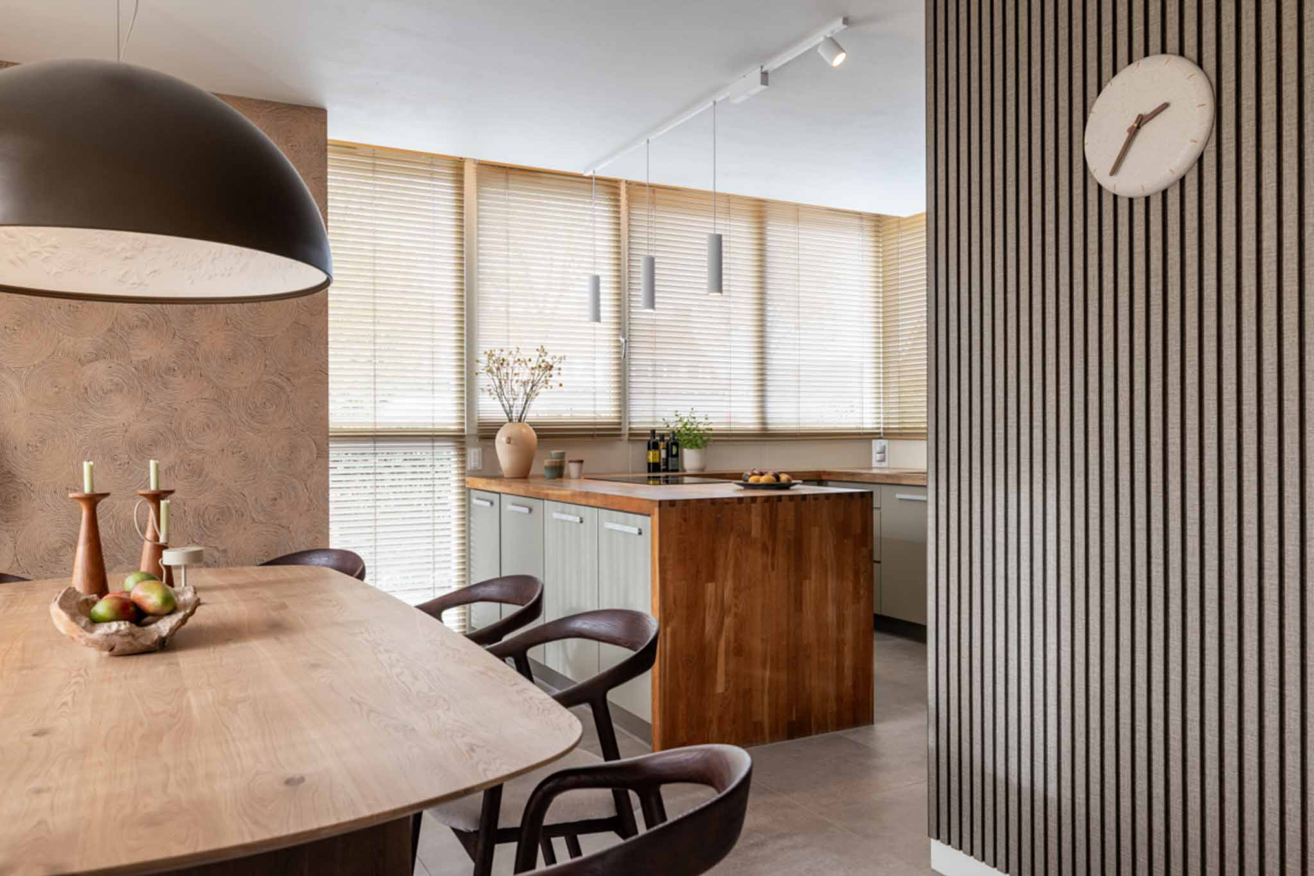 Lattenwand met akoestische panelen van GewoonGers gezien bij vt wonen