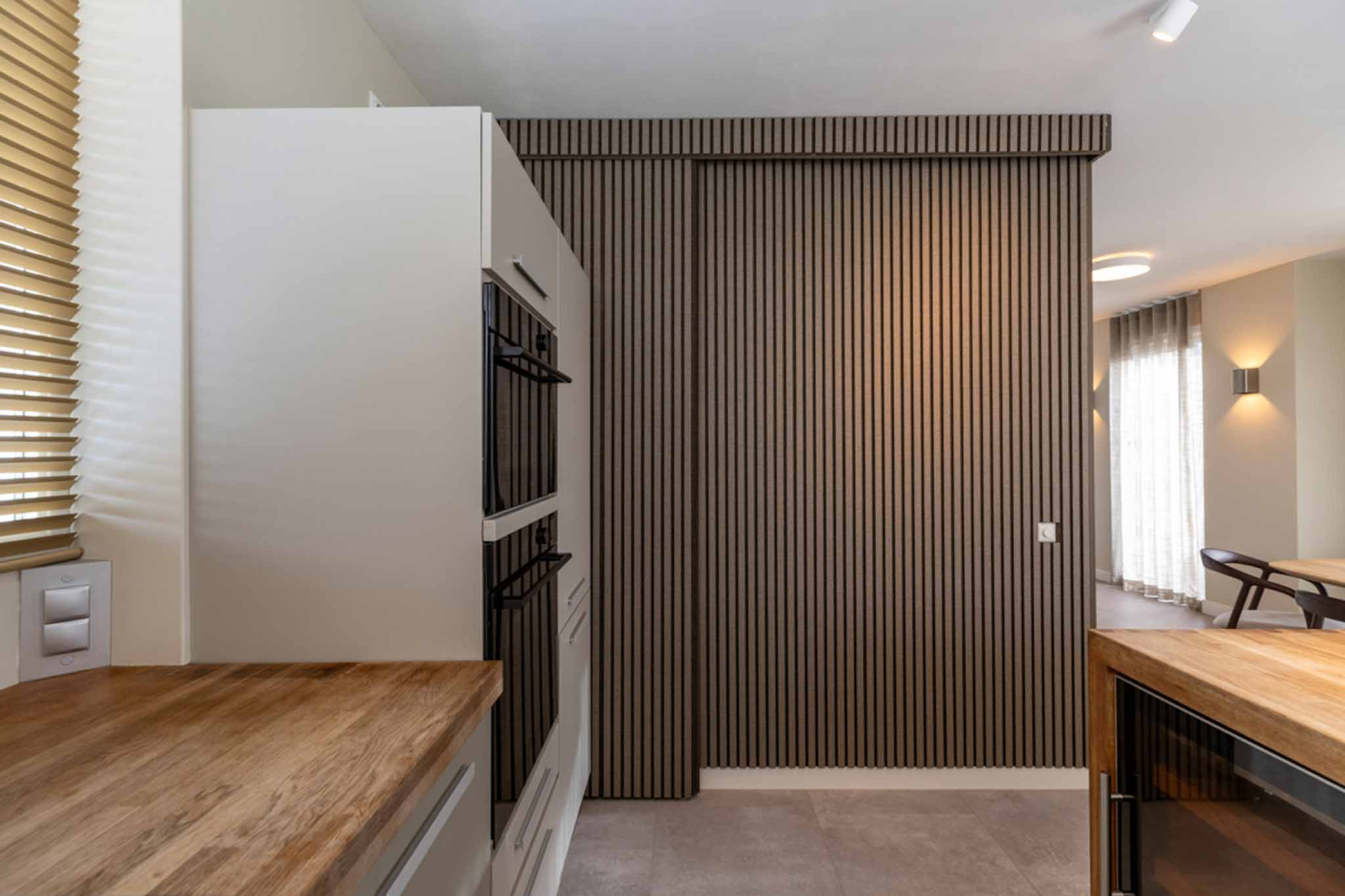 deur wegwerken met akoestische wandpanelen GewoonGers