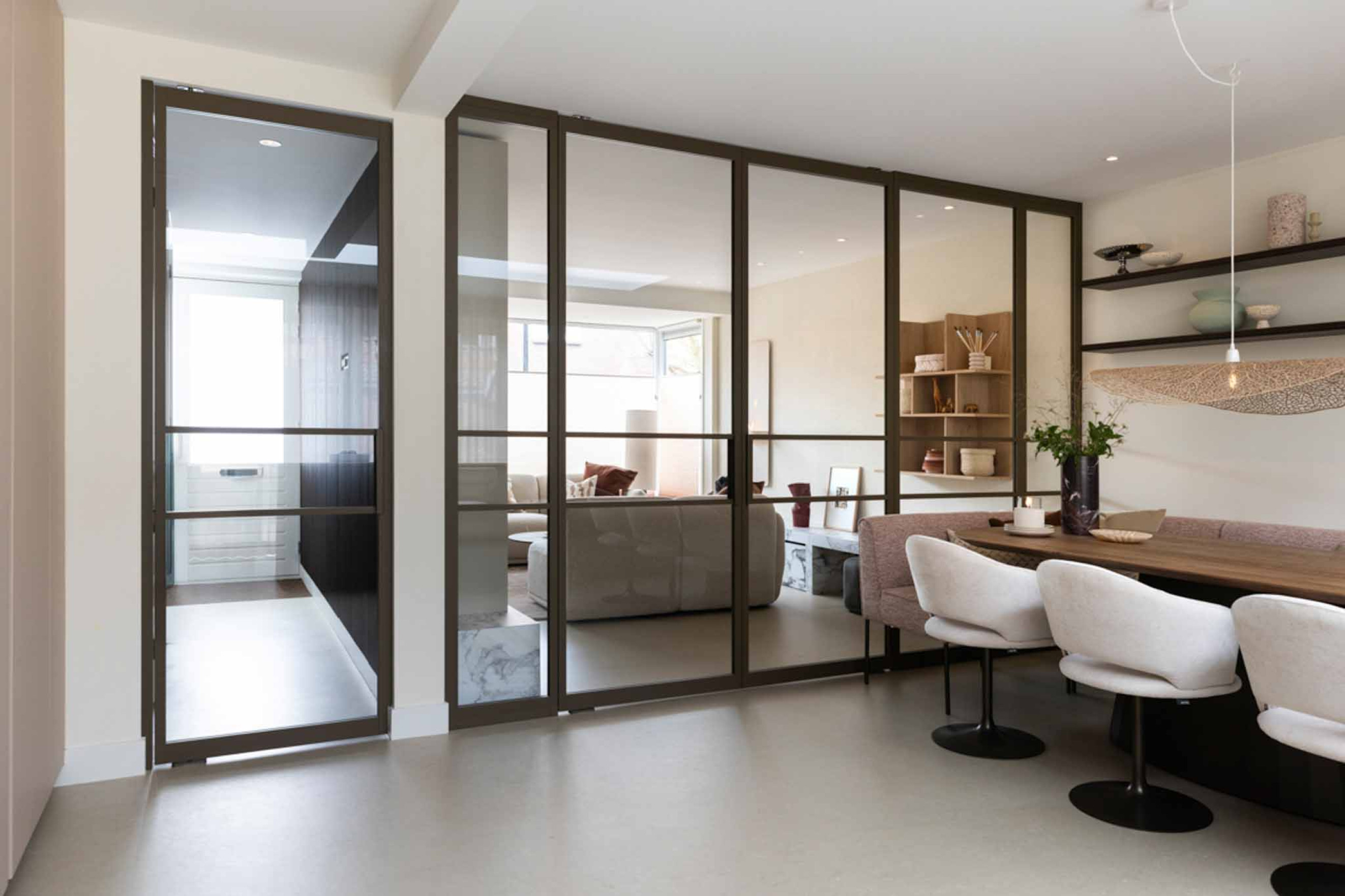 vtwonen interieur met bronzen deur van GewoonGers