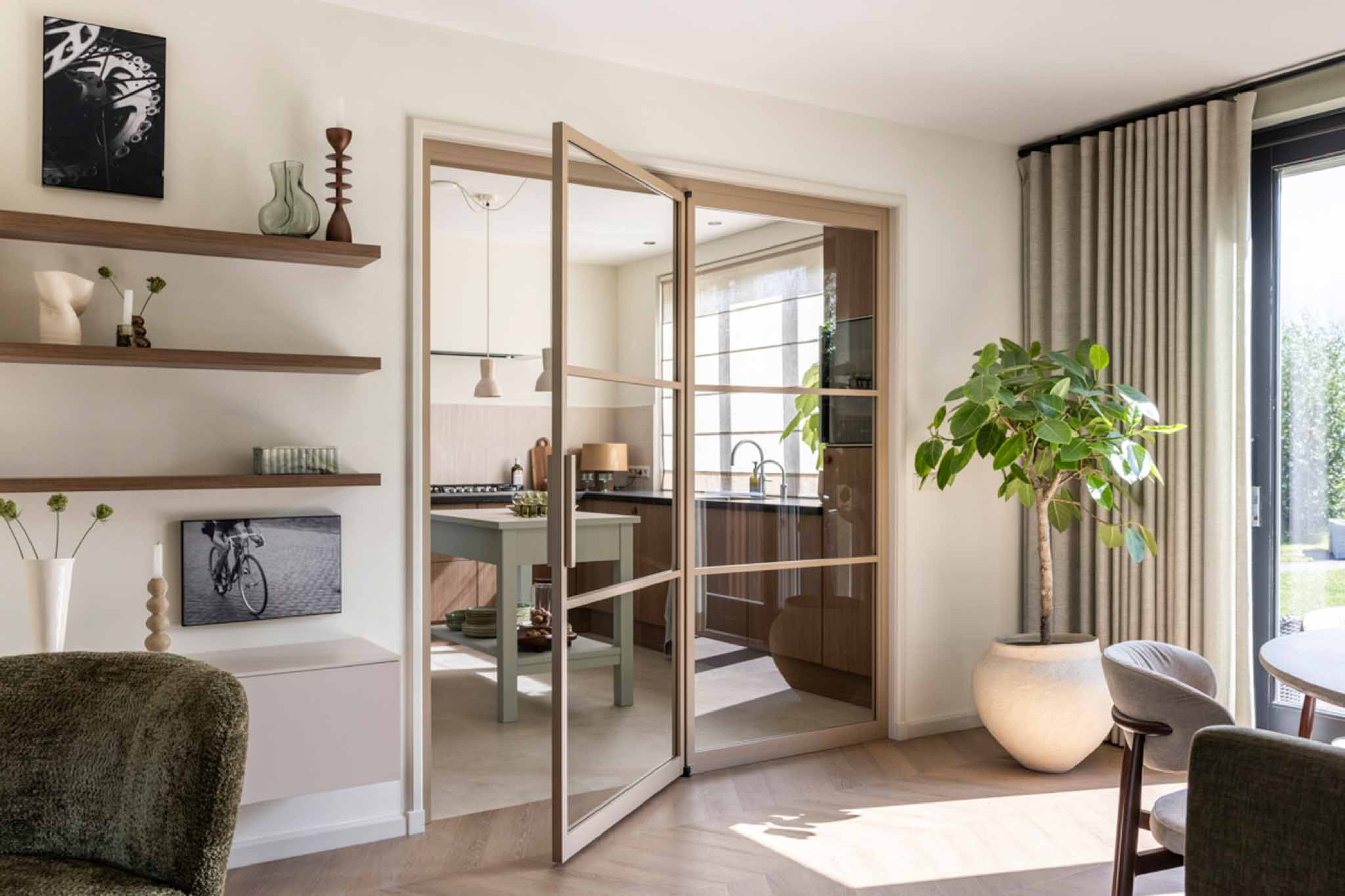 vtwonen interieur make over met binnendeur van gewoongers in grijs beige