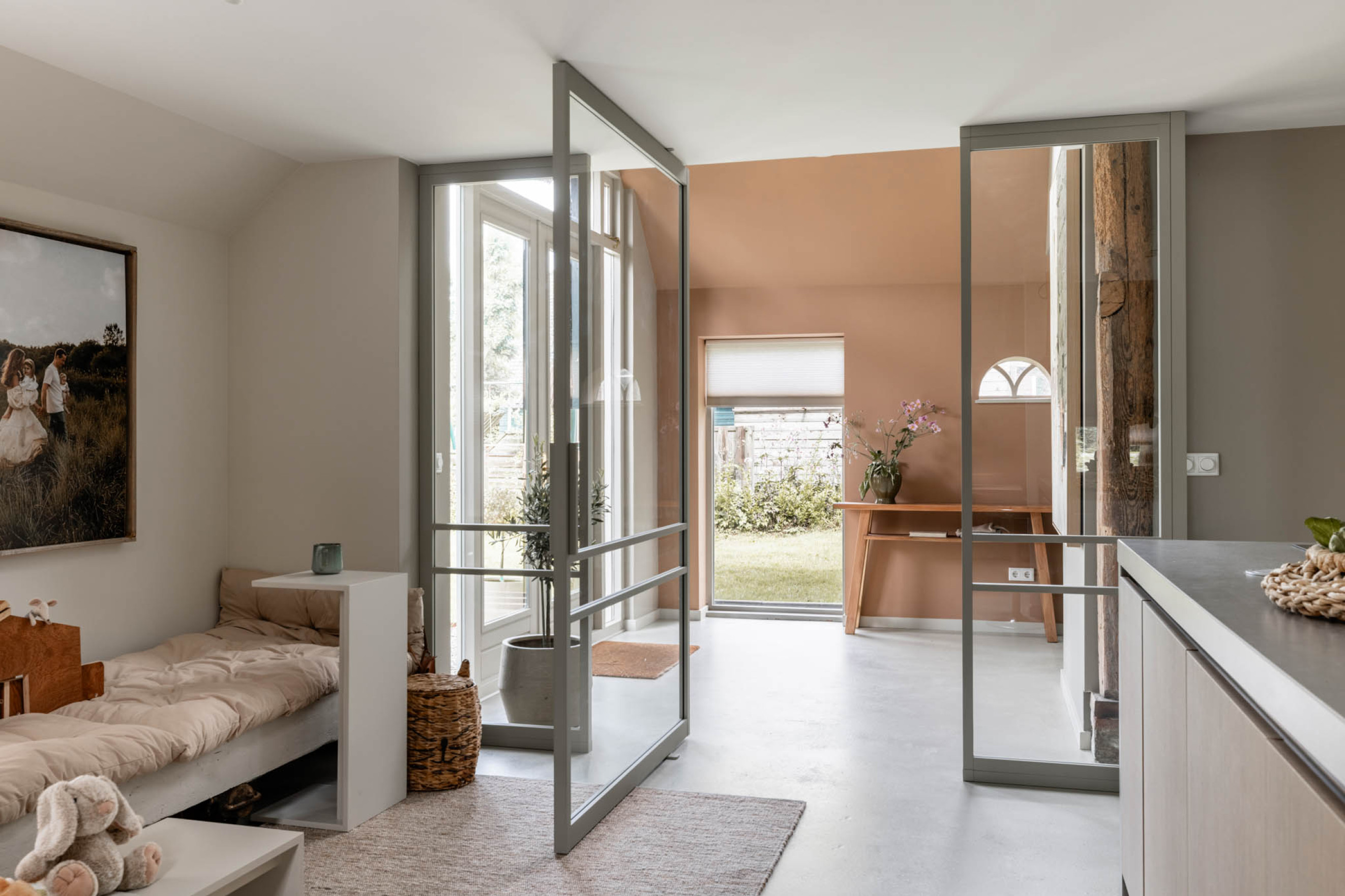 vt wonen interieur met extra brede taatsdeur op maat van GewoonGers