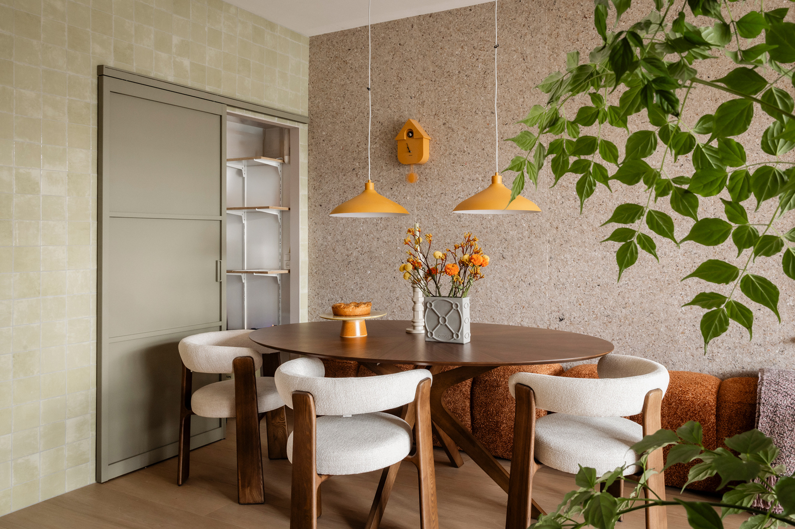 vtwonen en GewoonGers olijfgroene schuifdeur voor de voorraadkast