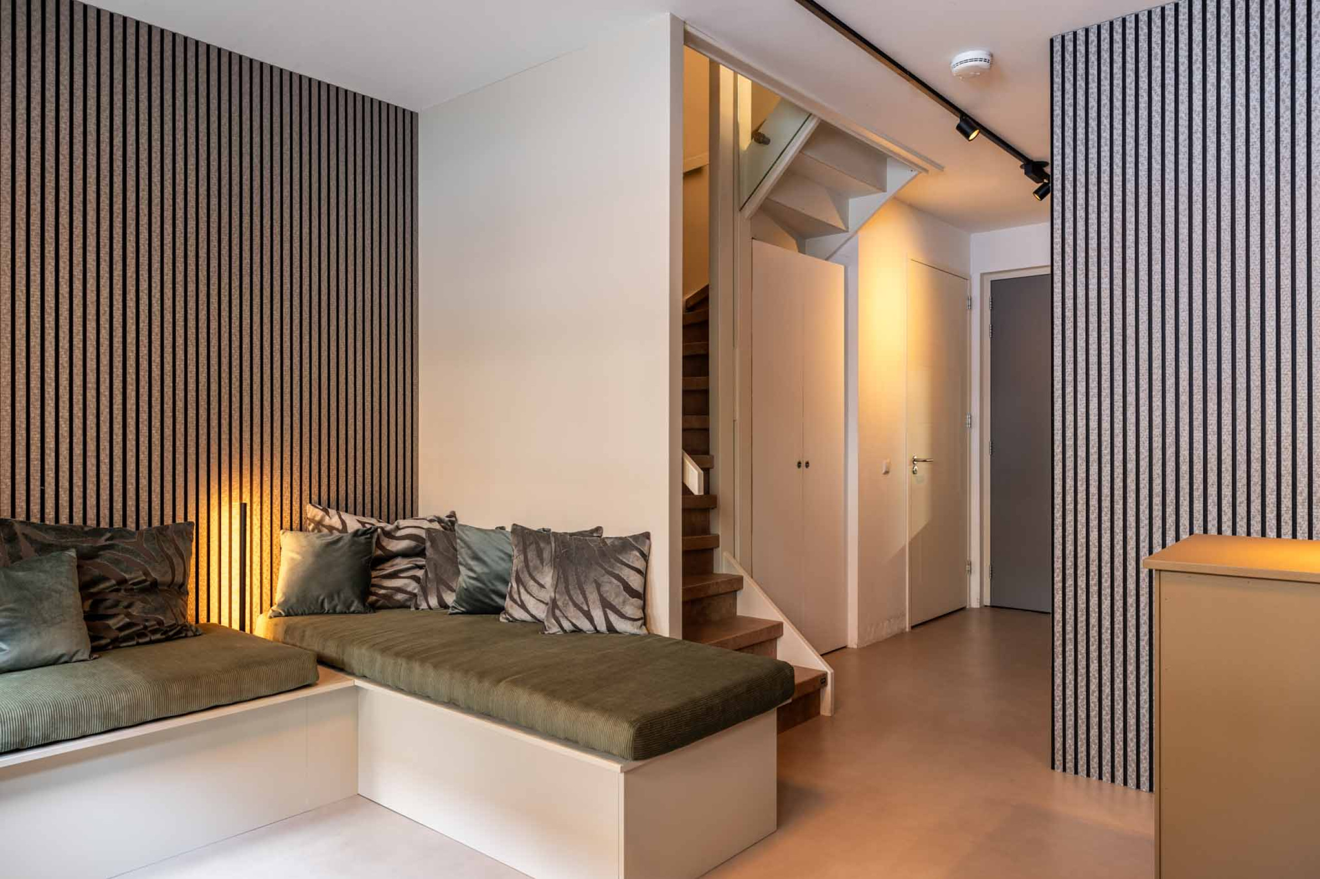 vtwonen metallic akoestische panelen wandpaneel taupe met zwart vilt lattenwand GewoonGers