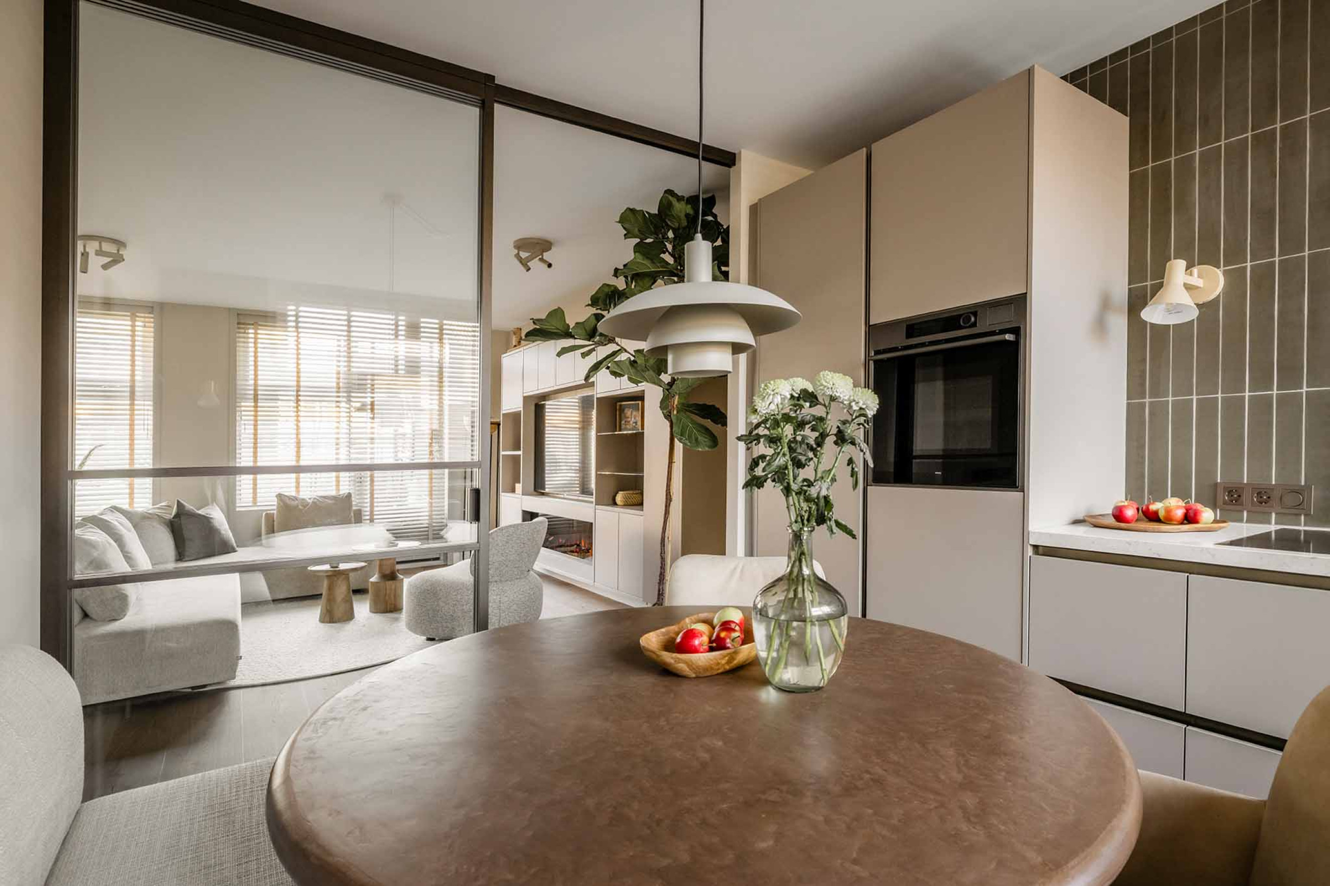 vtwonen keuken met roomdivider en bronzen deur van GewoonGers