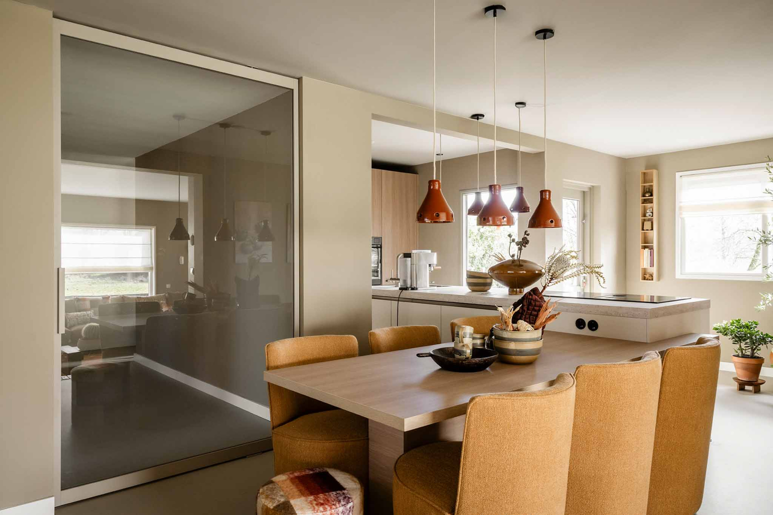 Brede taatsdeur met glas van GewoonGers in vtwonen interieur