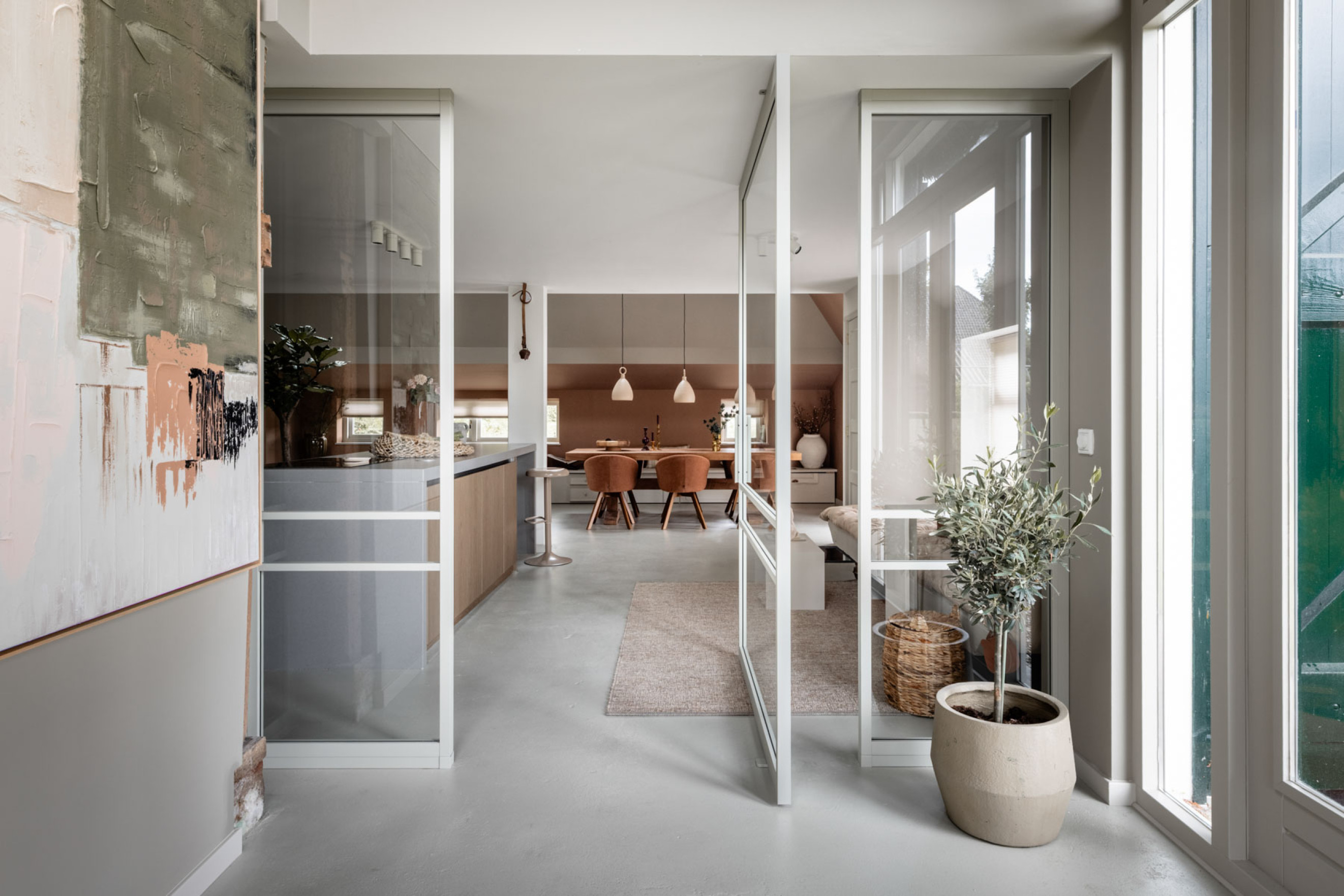 vtwonen interieur met extra brede taatsdeur op maat van GewoonGers