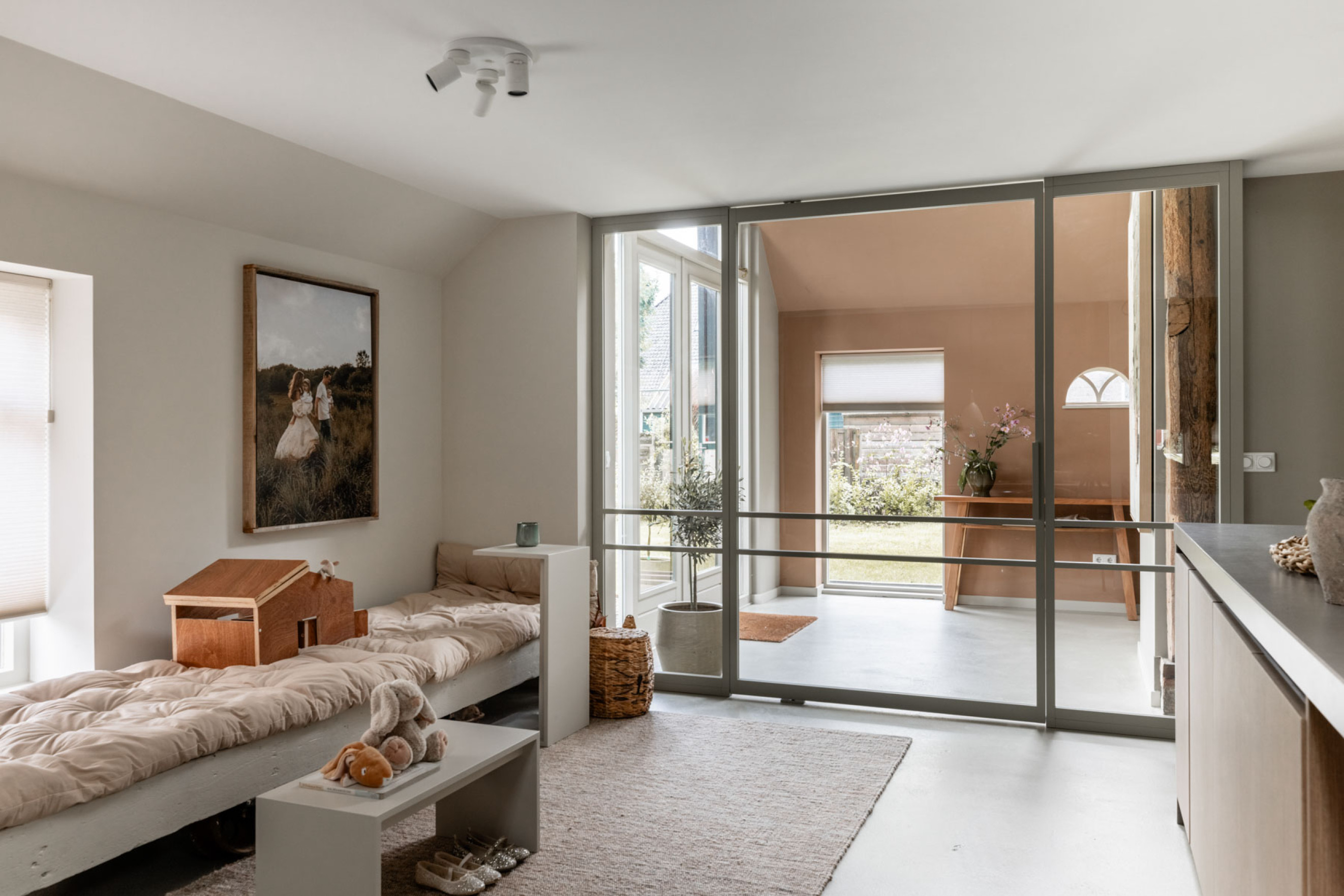 vtwonen interieur met extra brede taatsdeur op maat van Gewoon Gers
