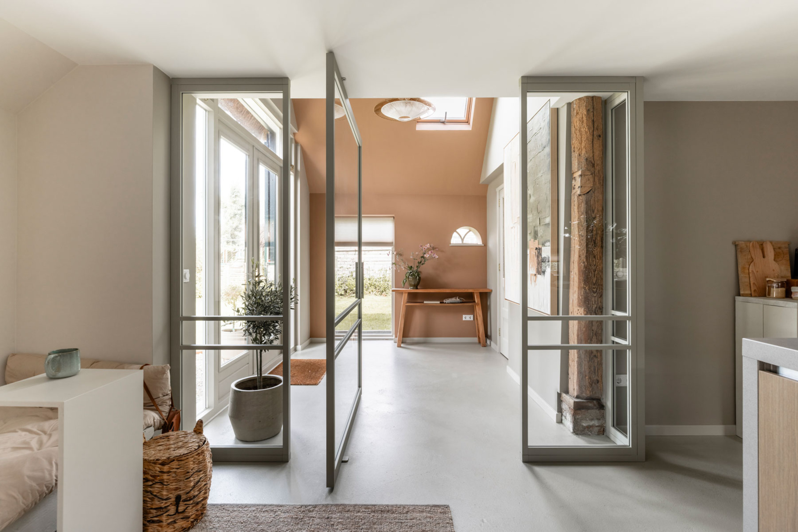 vtwonen interieur met extra brede taatsdeur op maat van GewoonGers