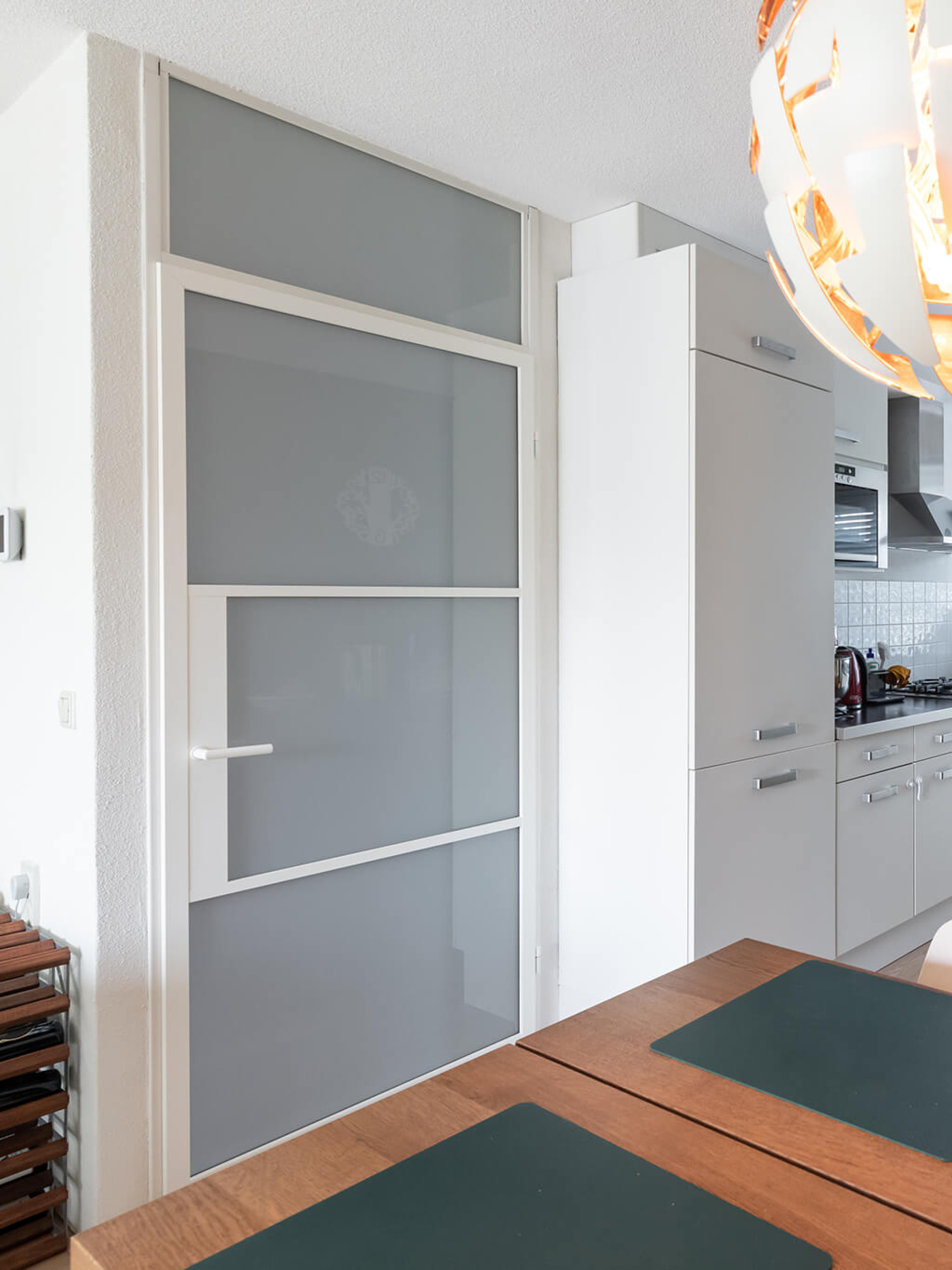 witte stalen deur melkglas gers