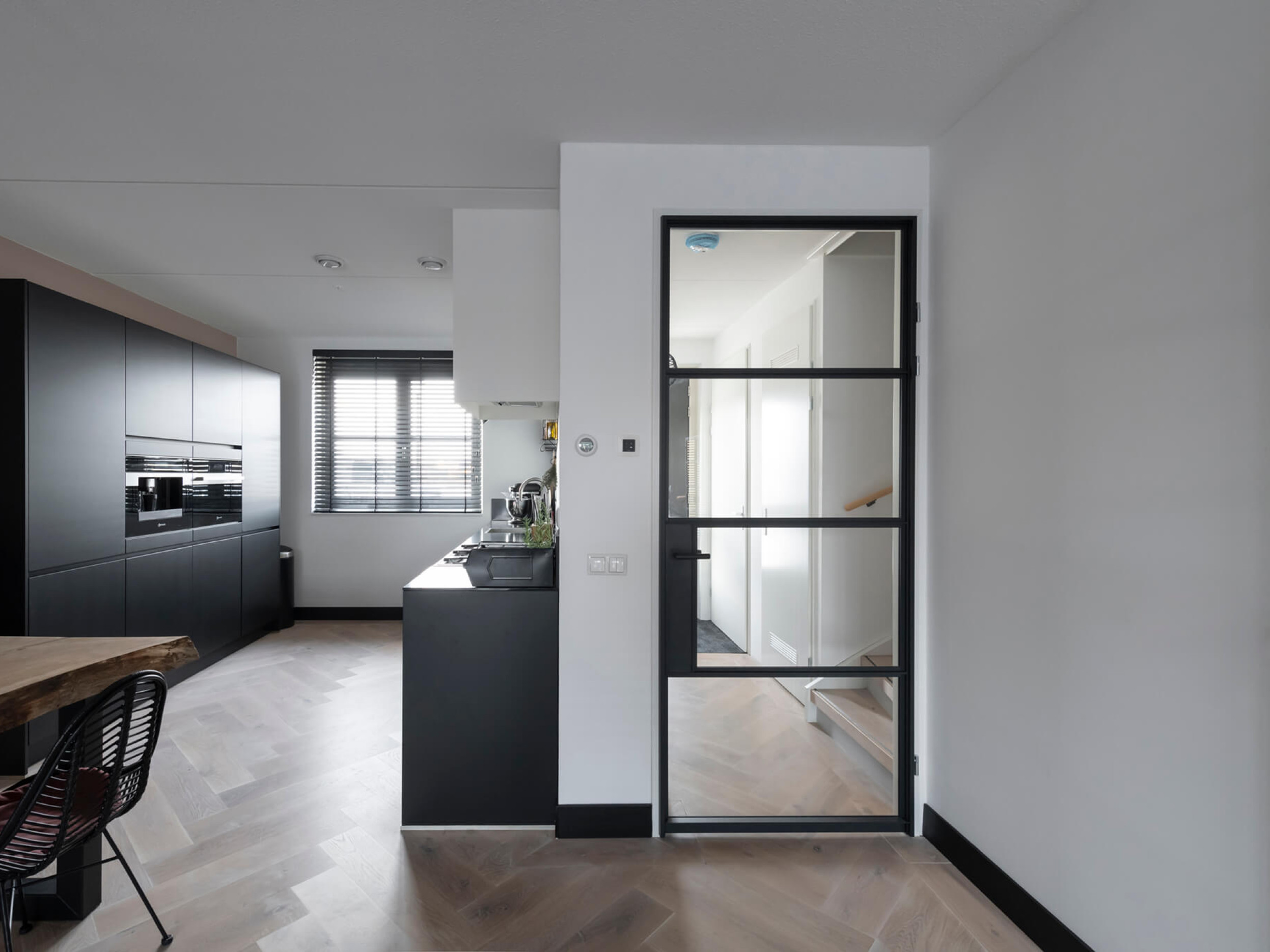 zwart stalen deur met glas gewoon gers