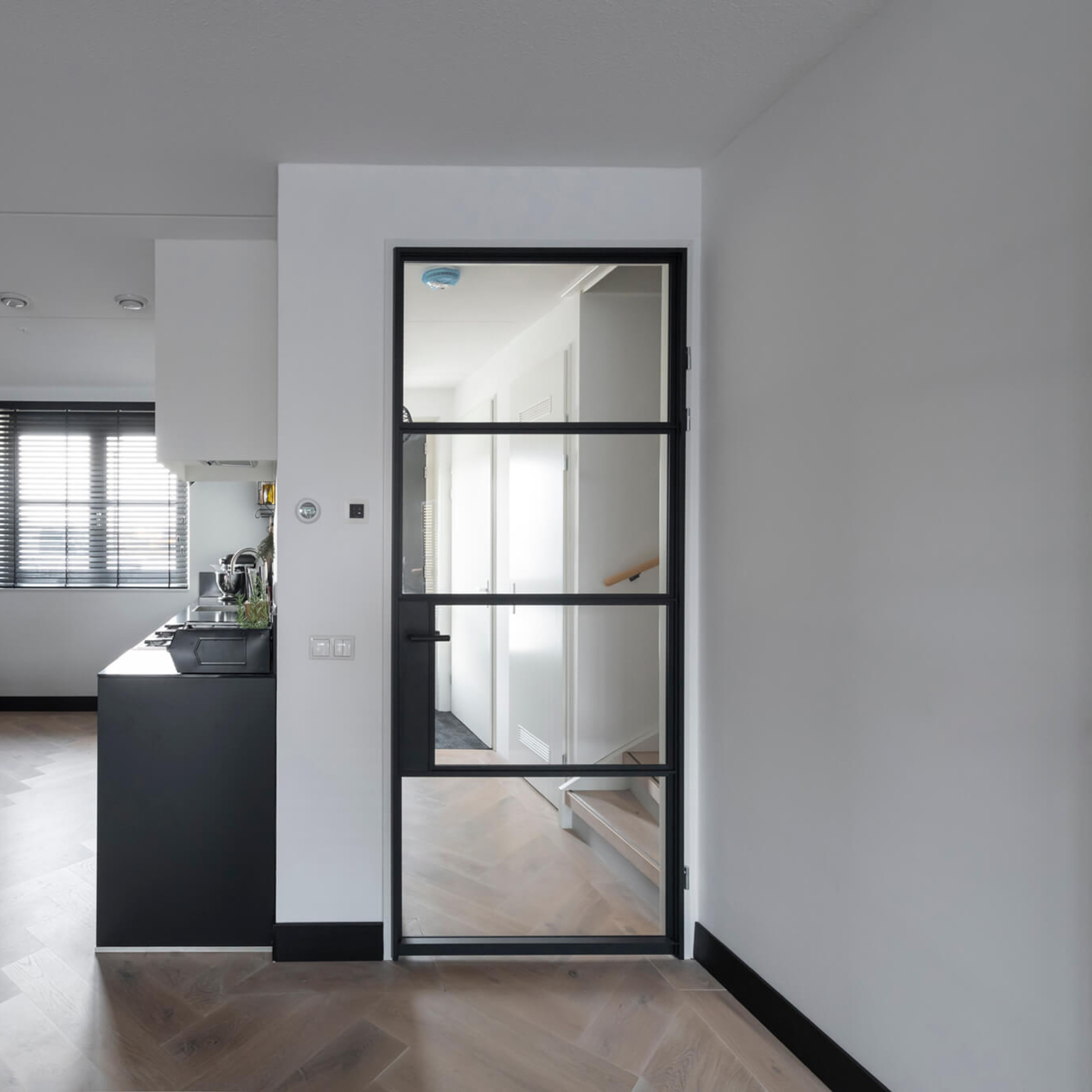 zwart stalen deur met glas gewoon gers