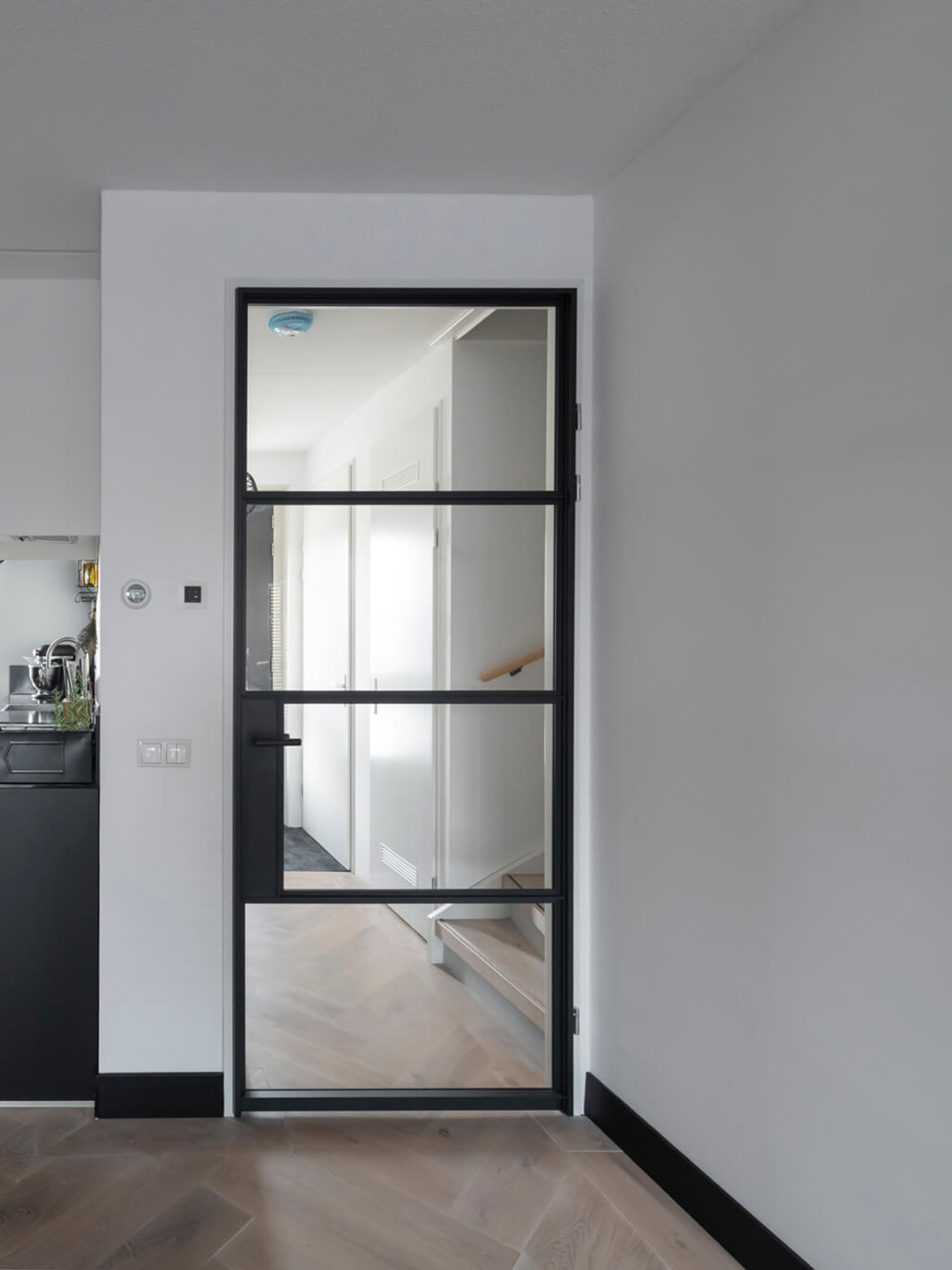 zwart stalen deur met glas gewoon gers